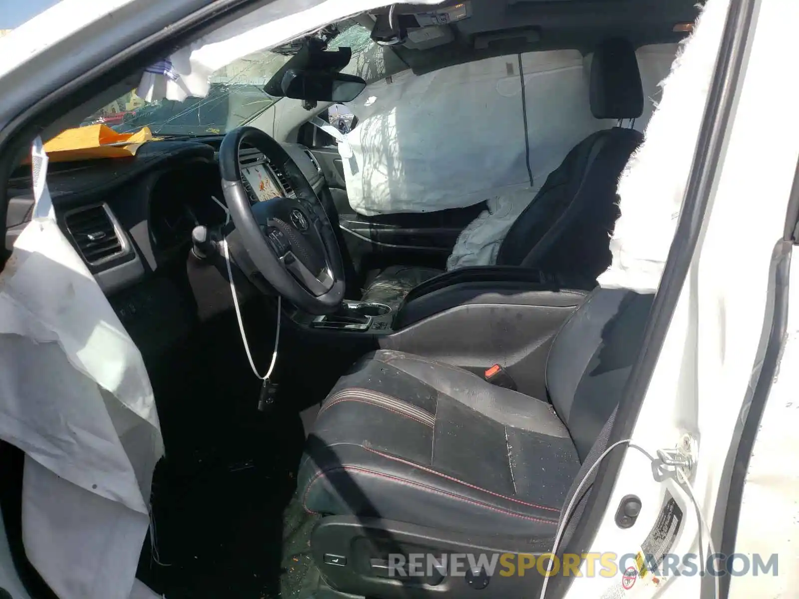 5 Photograph of a damaged car 5TDJZRFH6KS966901 TOYOTA HIGHLANDER 2019