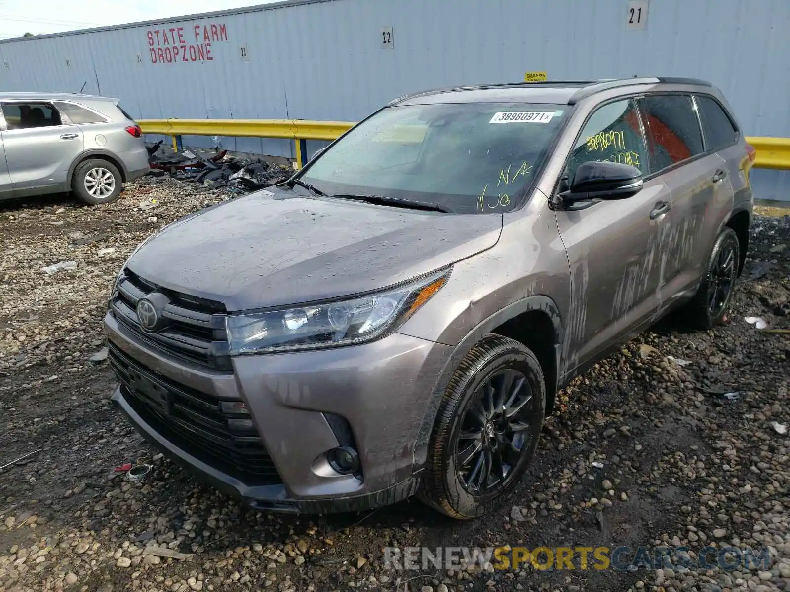 2 Photograph of a damaged car 5TDJZRFH6KS969653 TOYOTA HIGHLANDER 2019