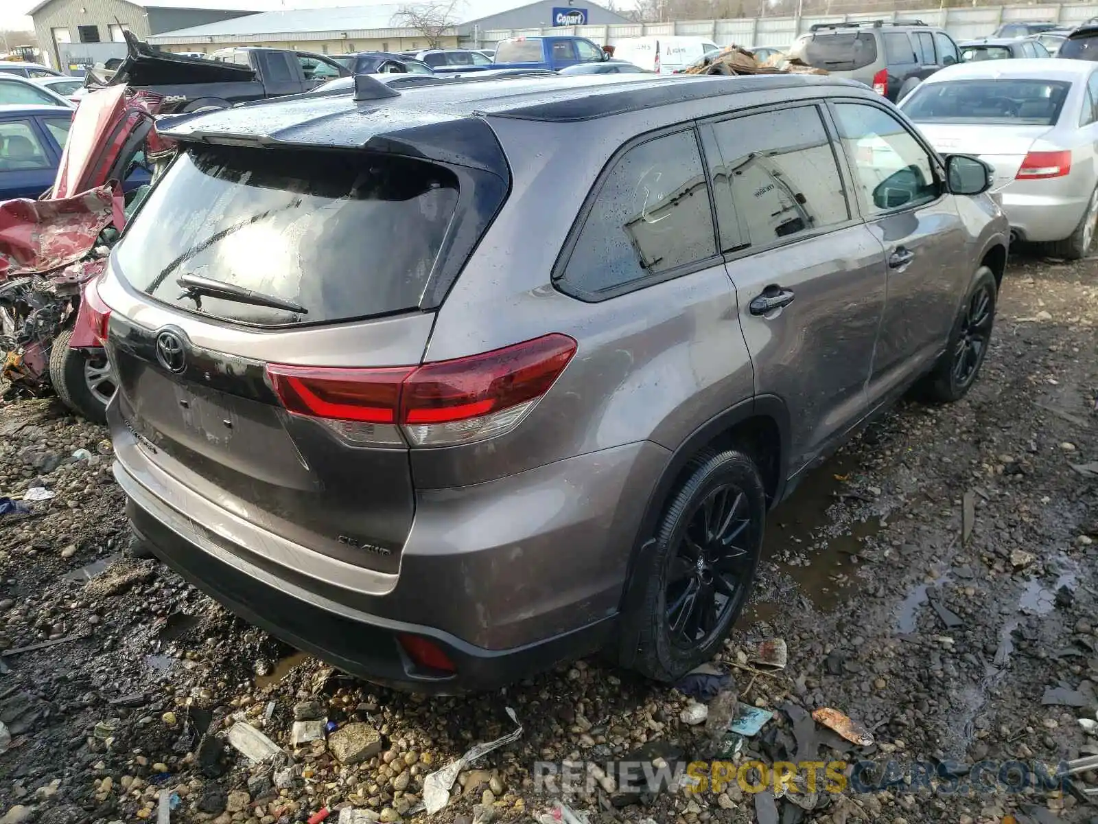 4 Photograph of a damaged car 5TDJZRFH6KS969653 TOYOTA HIGHLANDER 2019