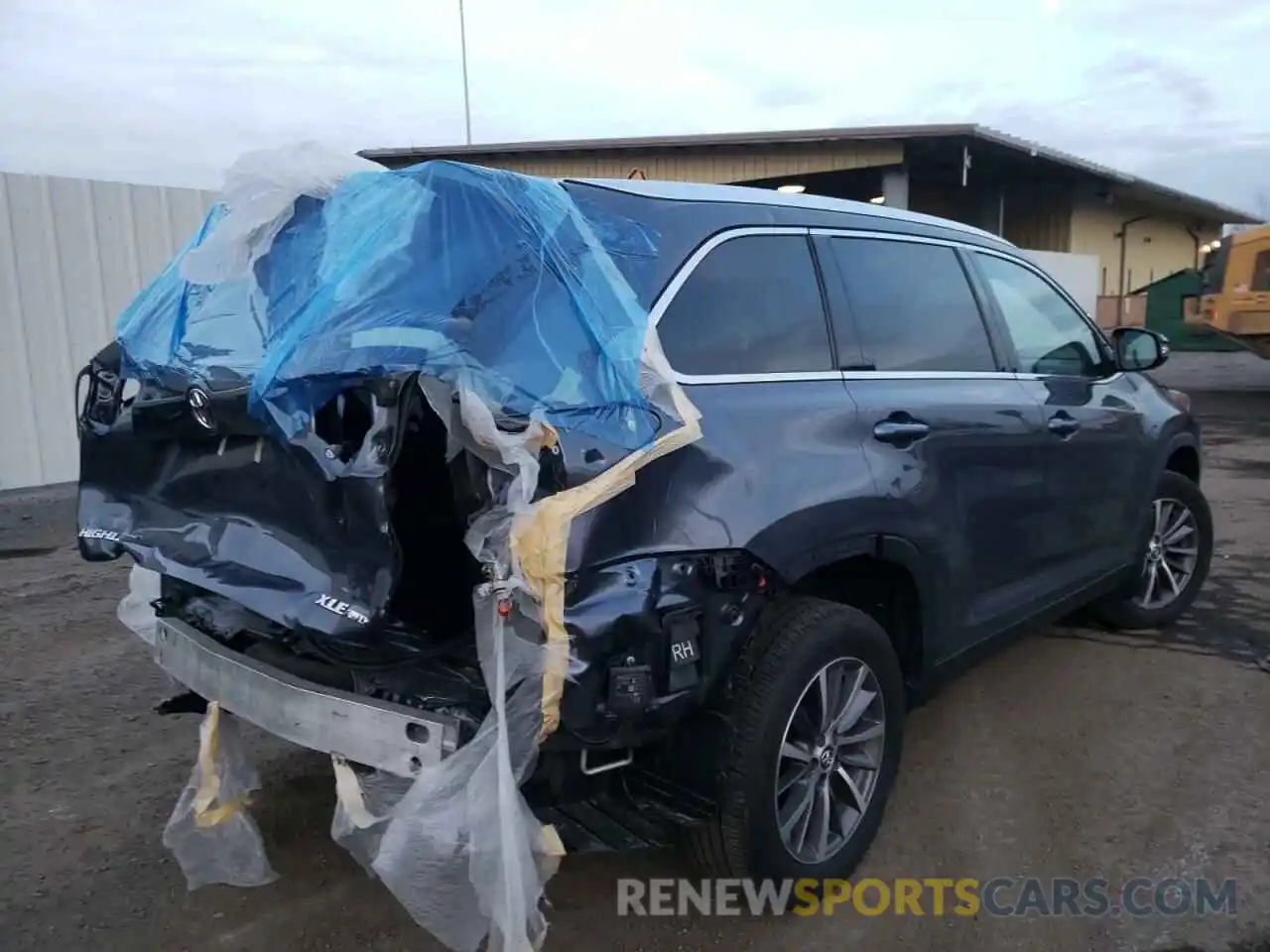 4 Photograph of a damaged car 5TDJZRFH6KS978434 TOYOTA HIGHLANDER 2019