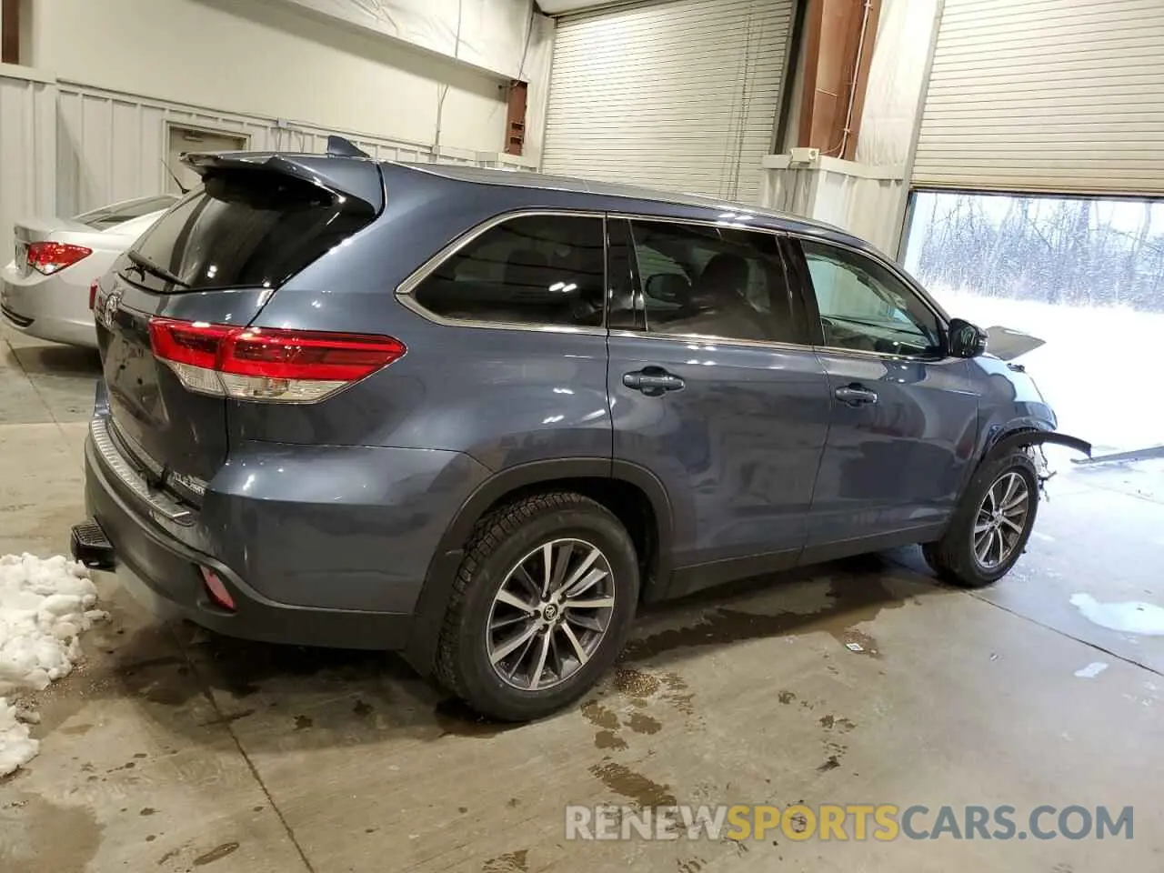 3 Photograph of a damaged car 5TDJZRFH6KS998554 TOYOTA HIGHLANDER 2019