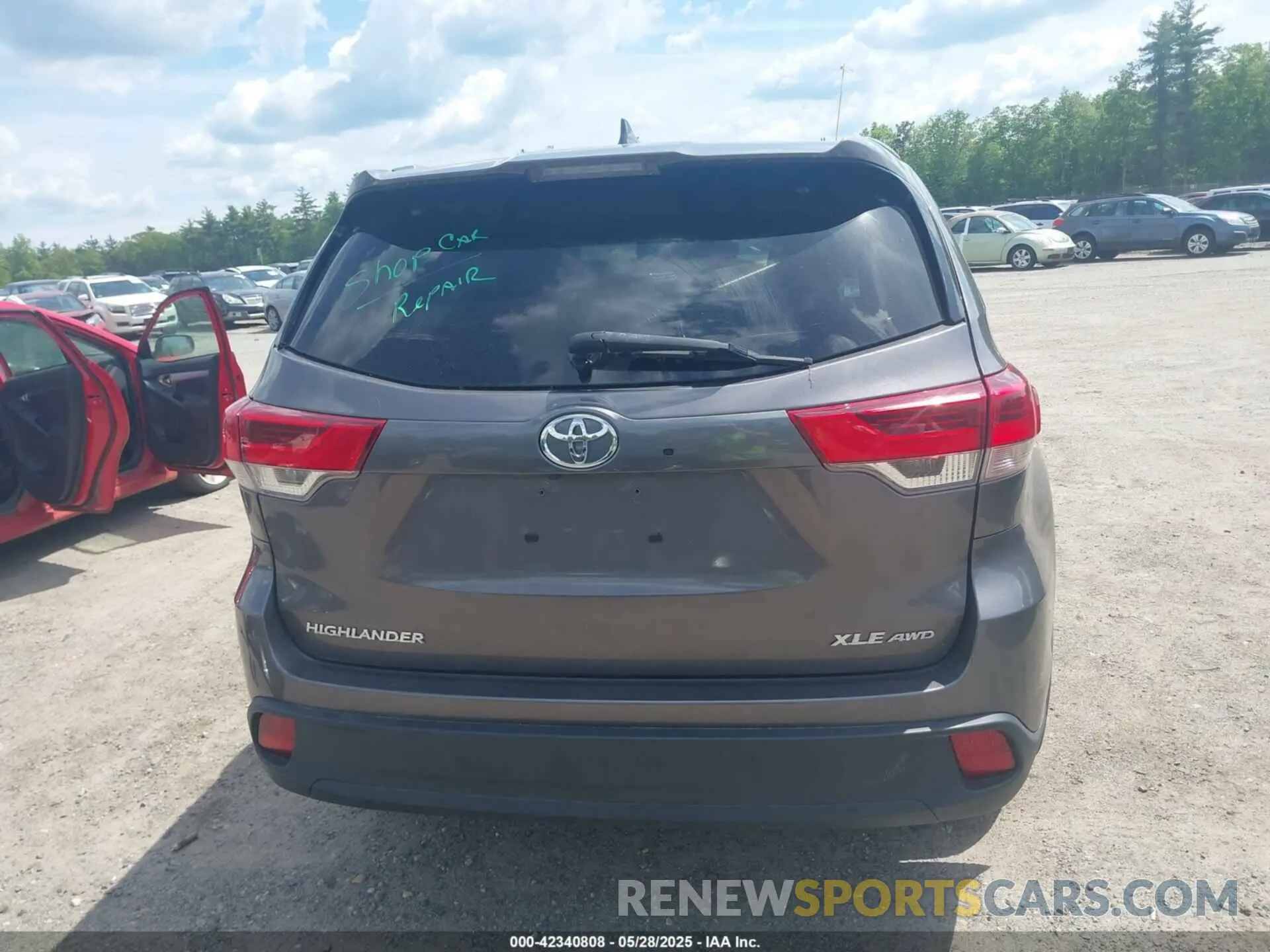 17 Photograph of a damaged car 5TDJZRFH7KS564434 TOYOTA HIGHLANDER 2019