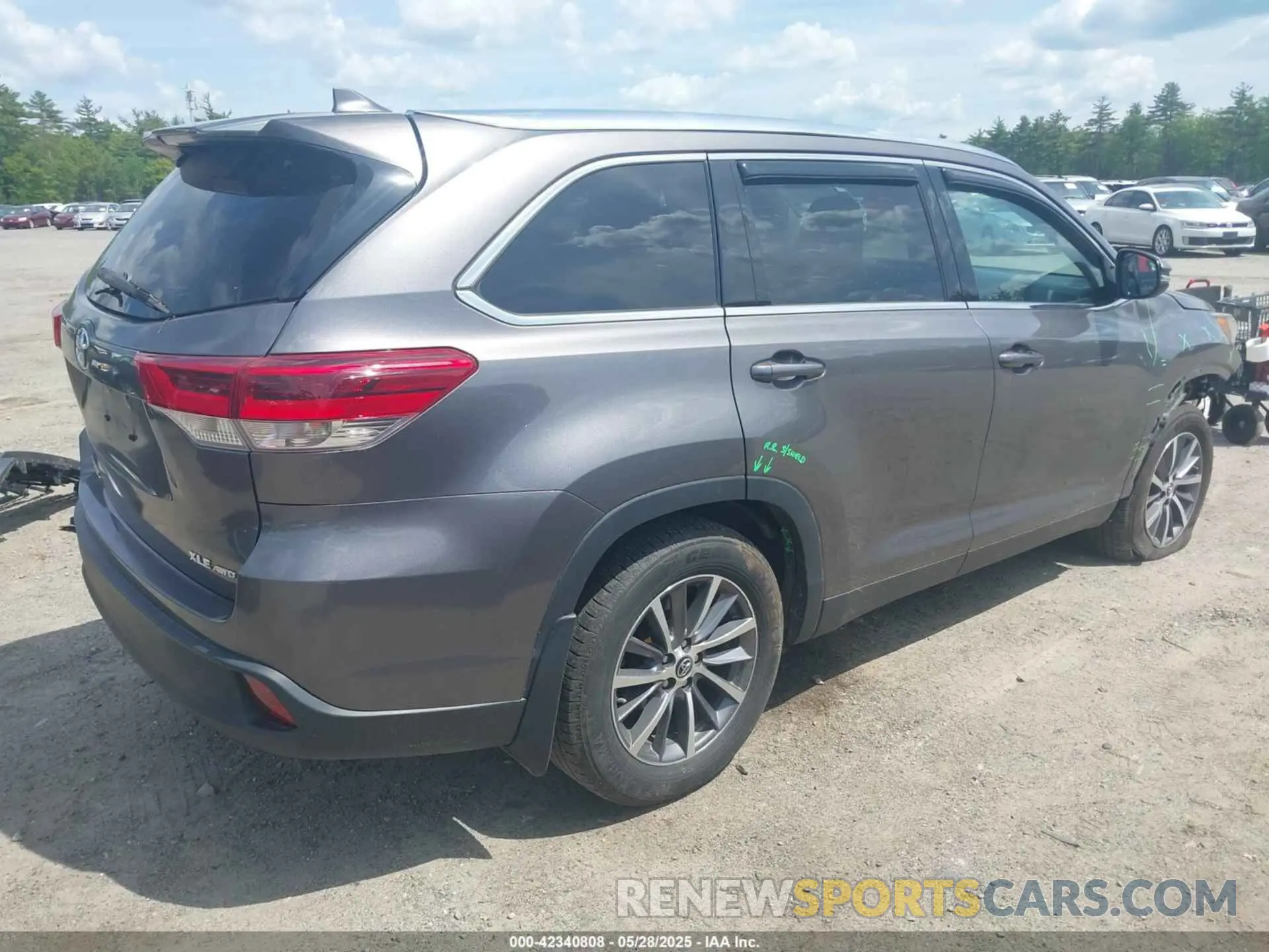 4 Photograph of a damaged car 5TDJZRFH7KS564434 TOYOTA HIGHLANDER 2019