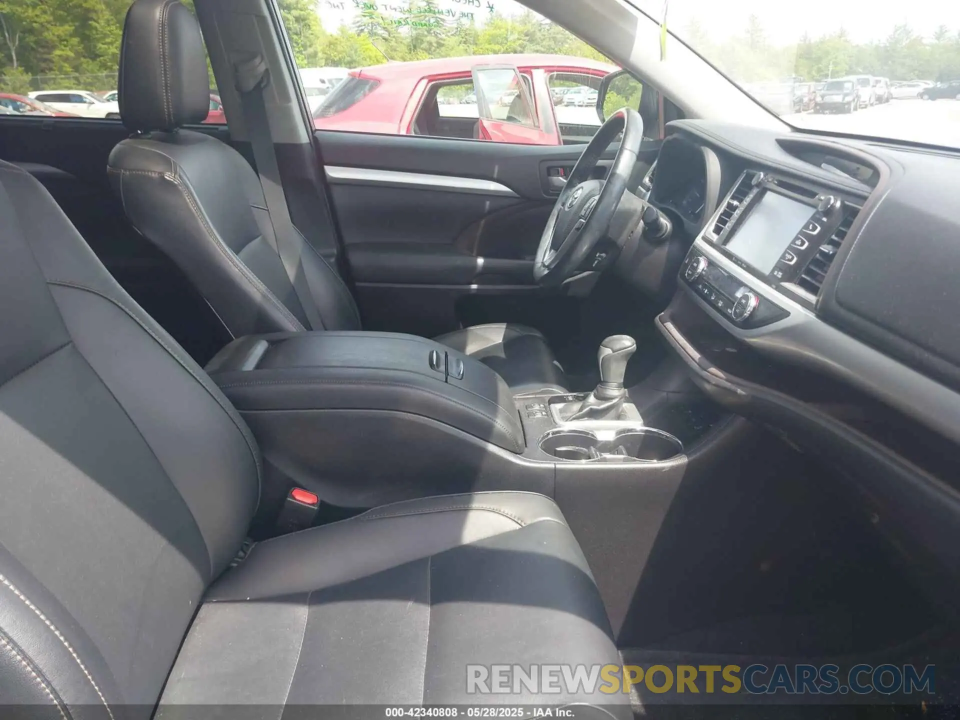 5 Photograph of a damaged car 5TDJZRFH7KS564434 TOYOTA HIGHLANDER 2019