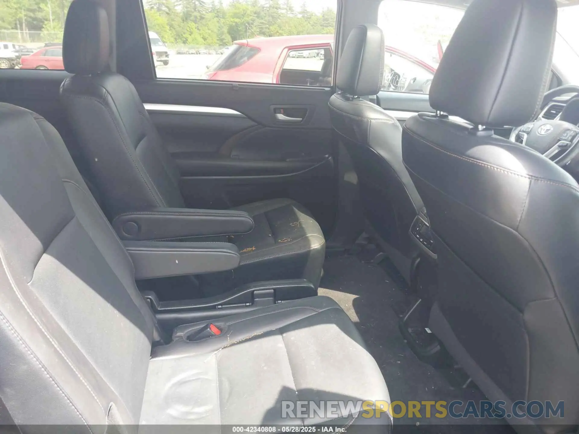 8 Photograph of a damaged car 5TDJZRFH7KS564434 TOYOTA HIGHLANDER 2019
