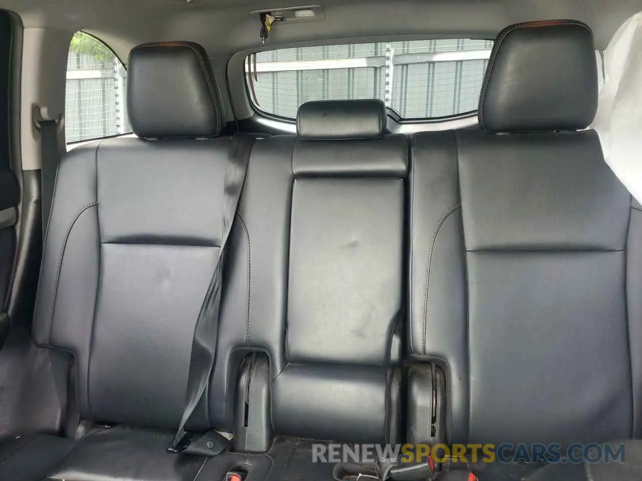 10 Photograph of a damaged car 5TDJZRFH7KS566569 TOYOTA HIGHLANDER 2019