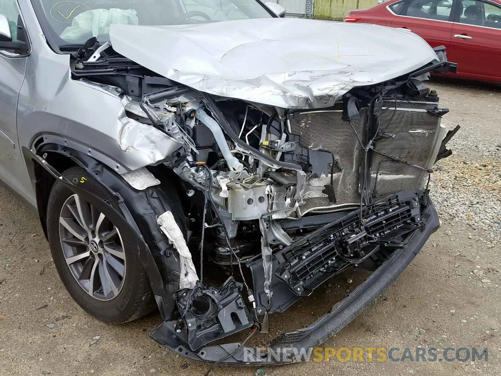 9 Photograph of a damaged car 5TDJZRFH7KS570380 TOYOTA HIGHLANDER 2019