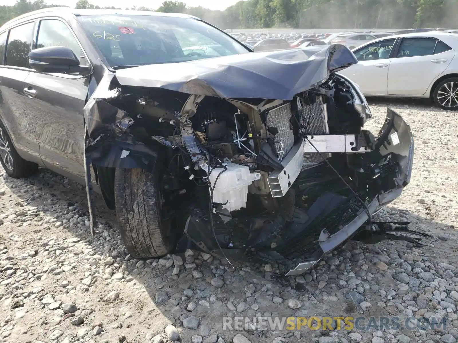 9 Photograph of a damaged car 5TDJZRFH7KS570945 TOYOTA HIGHLANDER 2019