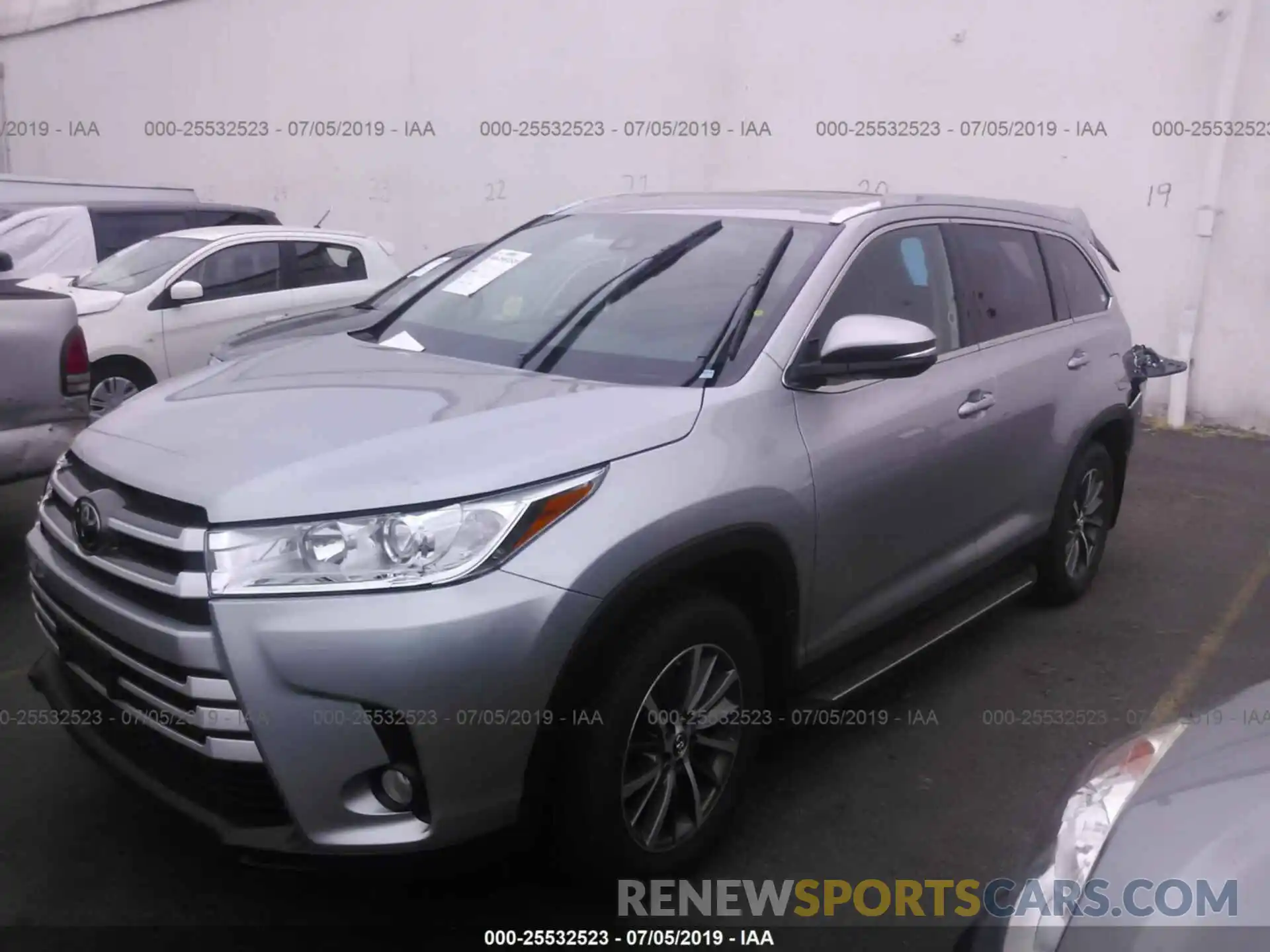 2 Photograph of a damaged car 5TDJZRFH7KS585476 TOYOTA HIGHLANDER 2019