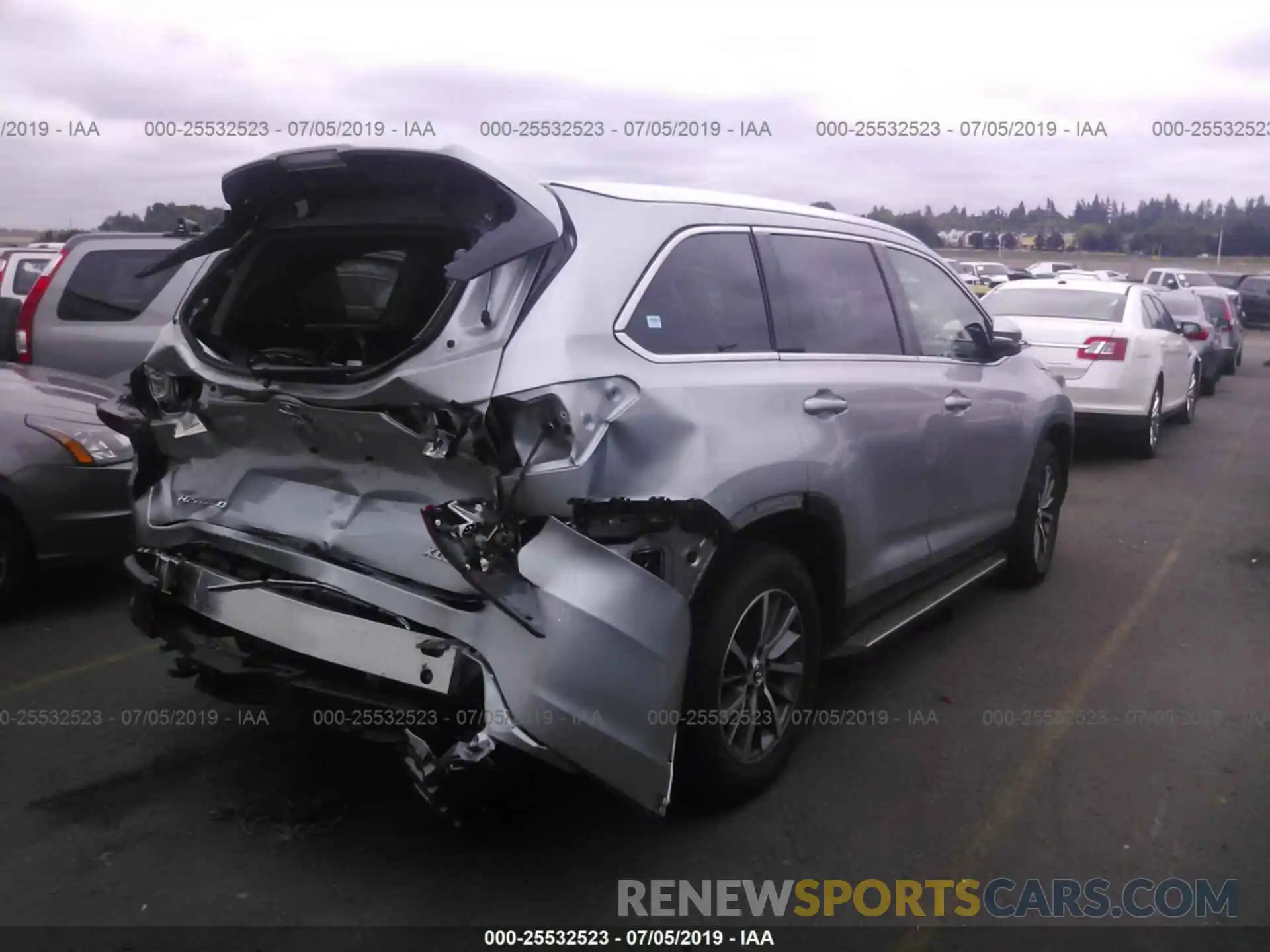 4 Photograph of a damaged car 5TDJZRFH7KS585476 TOYOTA HIGHLANDER 2019