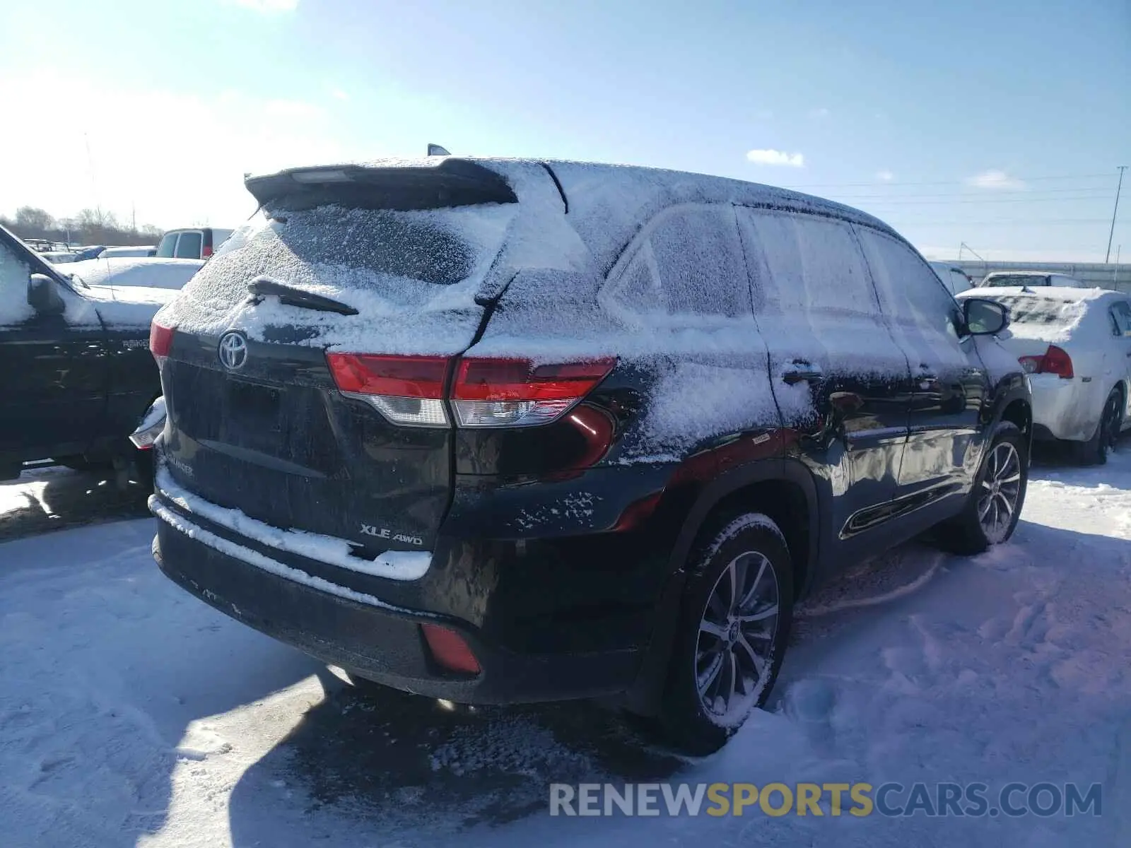 4 Photograph of a damaged car 5TDJZRFH7KS587387 TOYOTA HIGHLANDER 2019