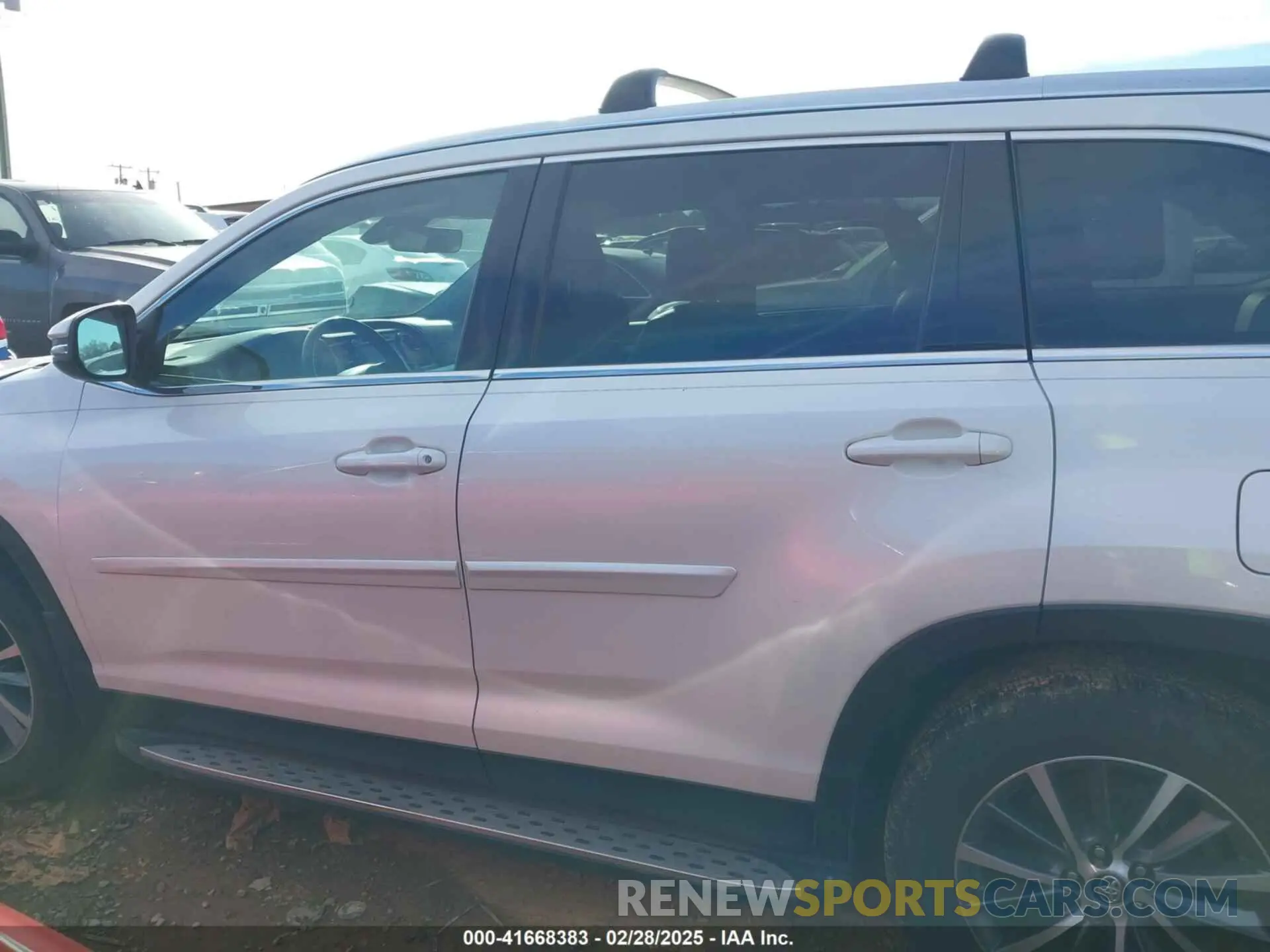 14 Photograph of a damaged car 5TDJZRFH7KS588393 TOYOTA HIGHLANDER 2019
