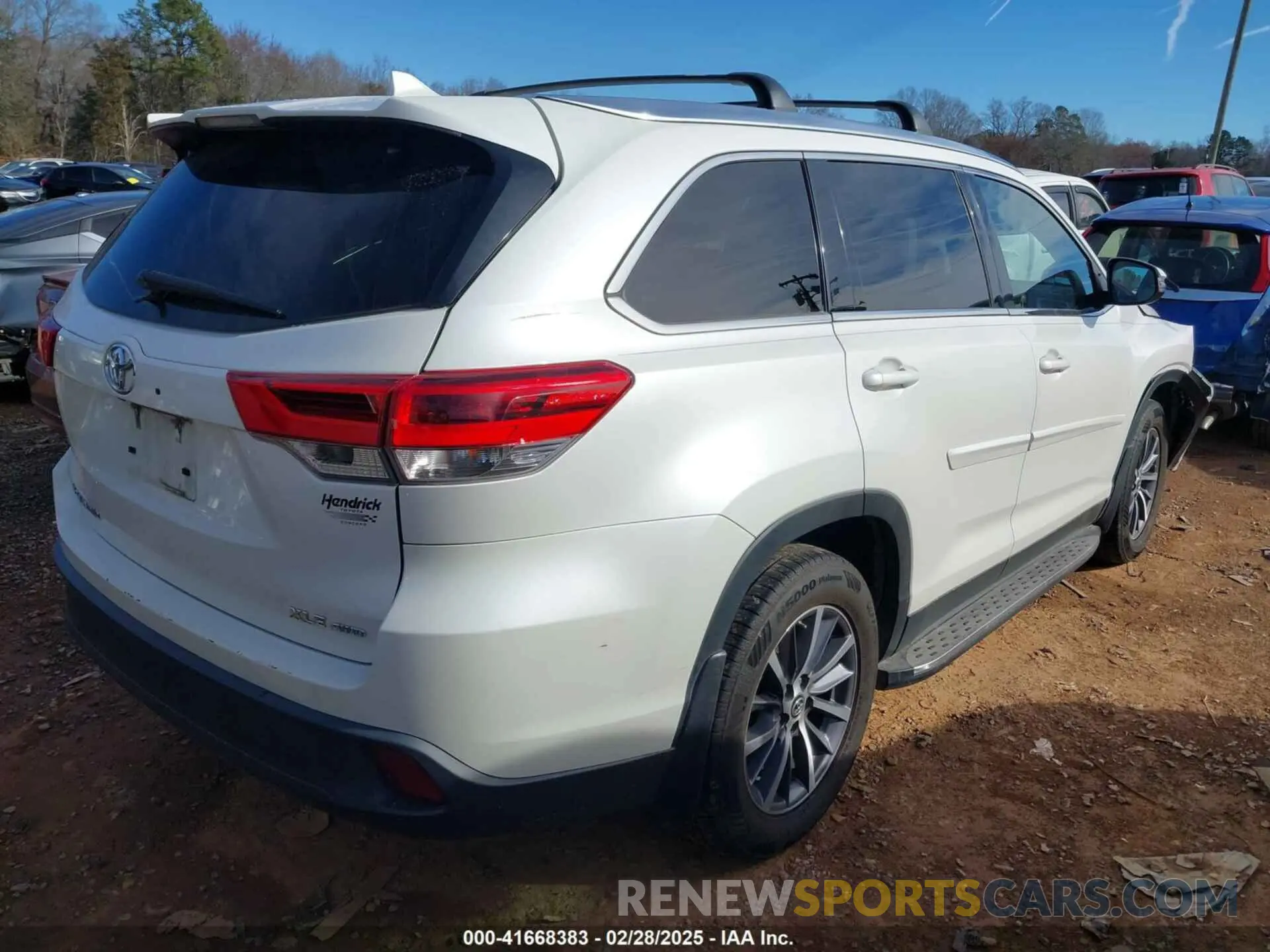4 Photograph of a damaged car 5TDJZRFH7KS588393 TOYOTA HIGHLANDER 2019