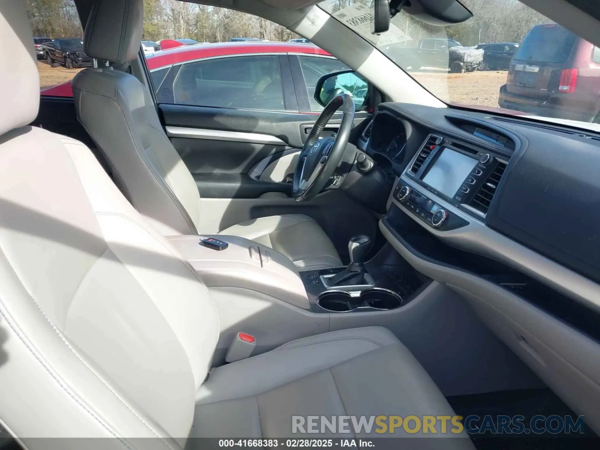 5 Photograph of a damaged car 5TDJZRFH7KS588393 TOYOTA HIGHLANDER 2019