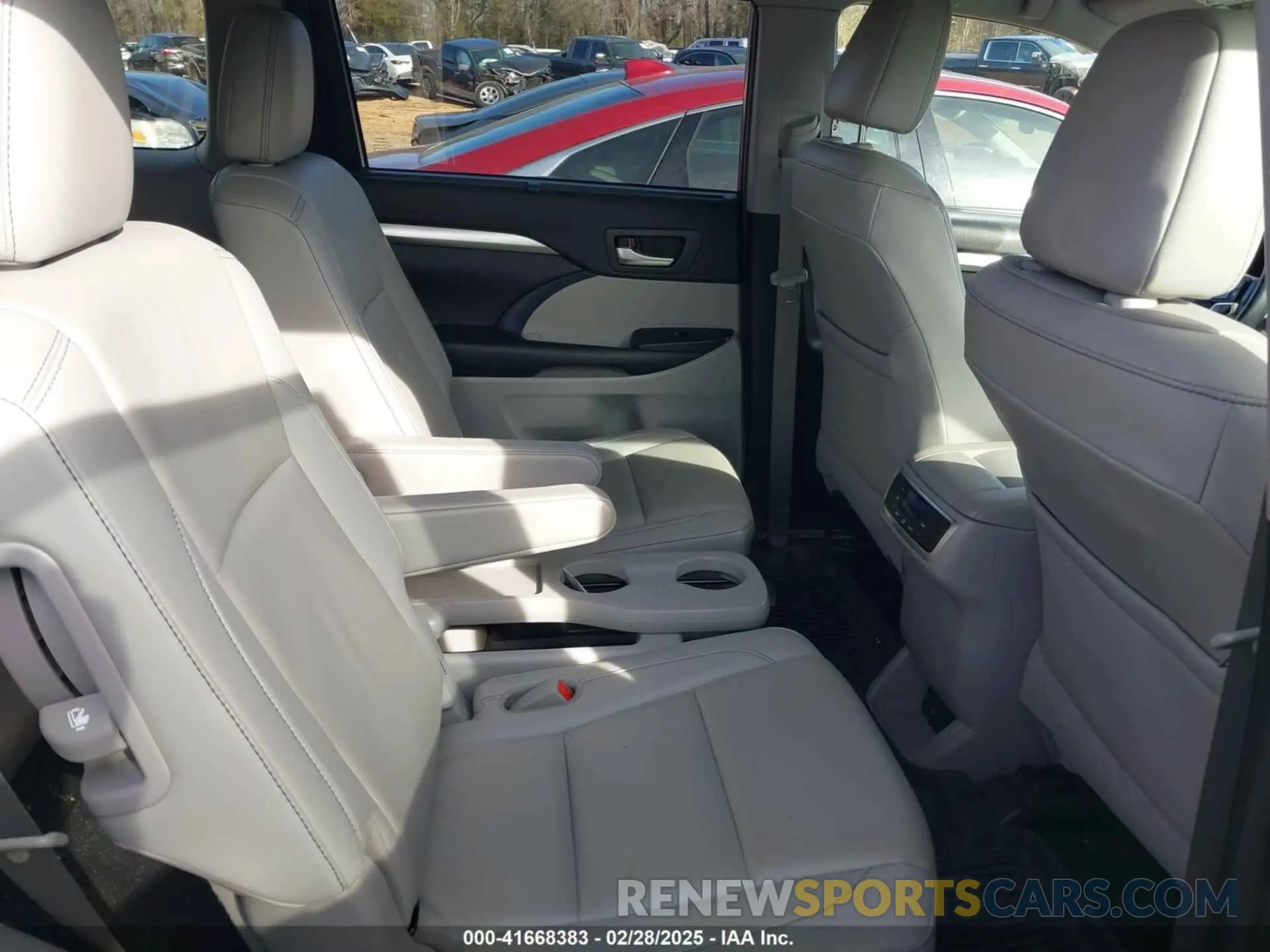 8 Photograph of a damaged car 5TDJZRFH7KS588393 TOYOTA HIGHLANDER 2019