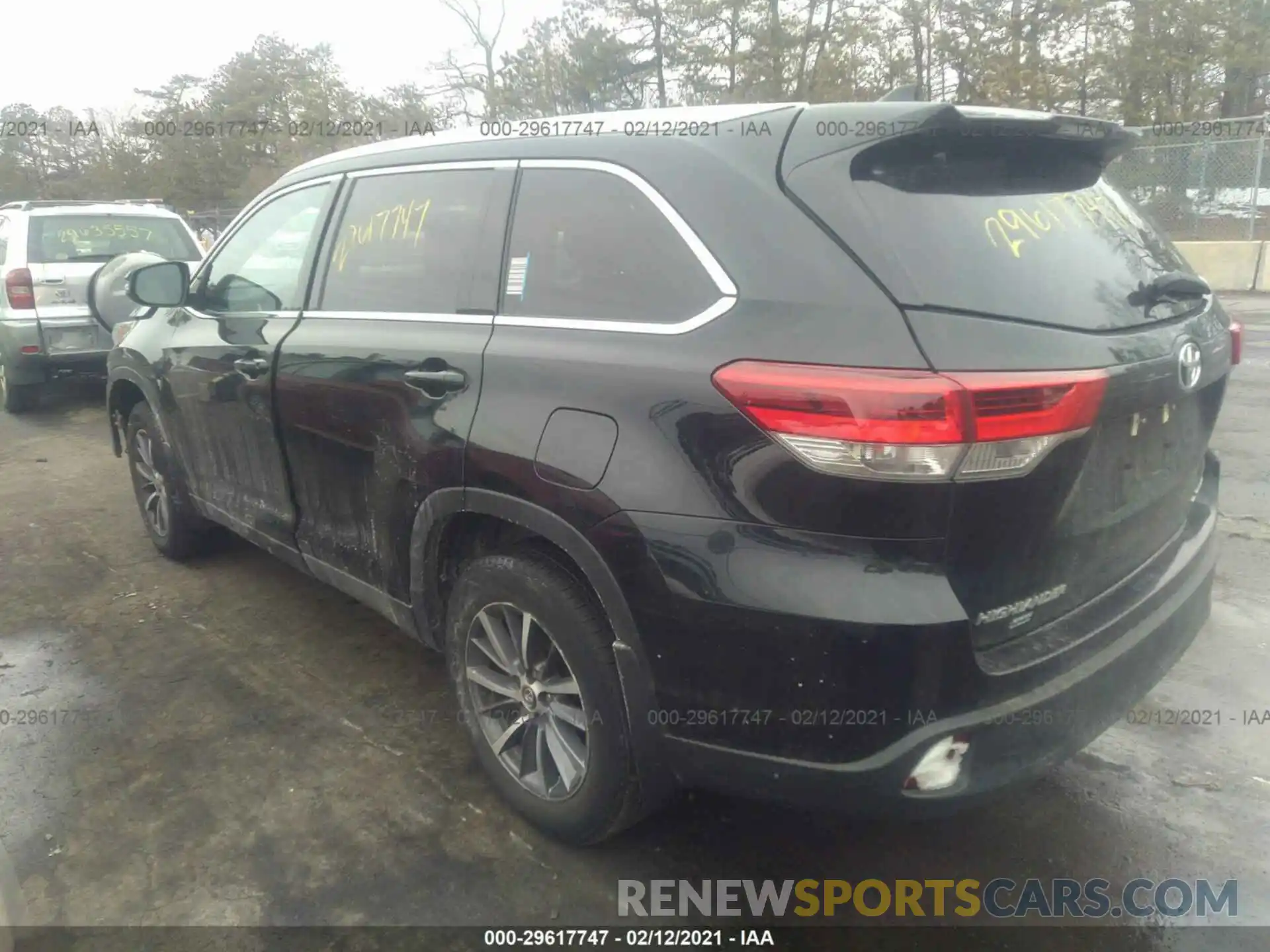 3 Photograph of a damaged car 5TDJZRFH7KS589754 TOYOTA HIGHLANDER 2019