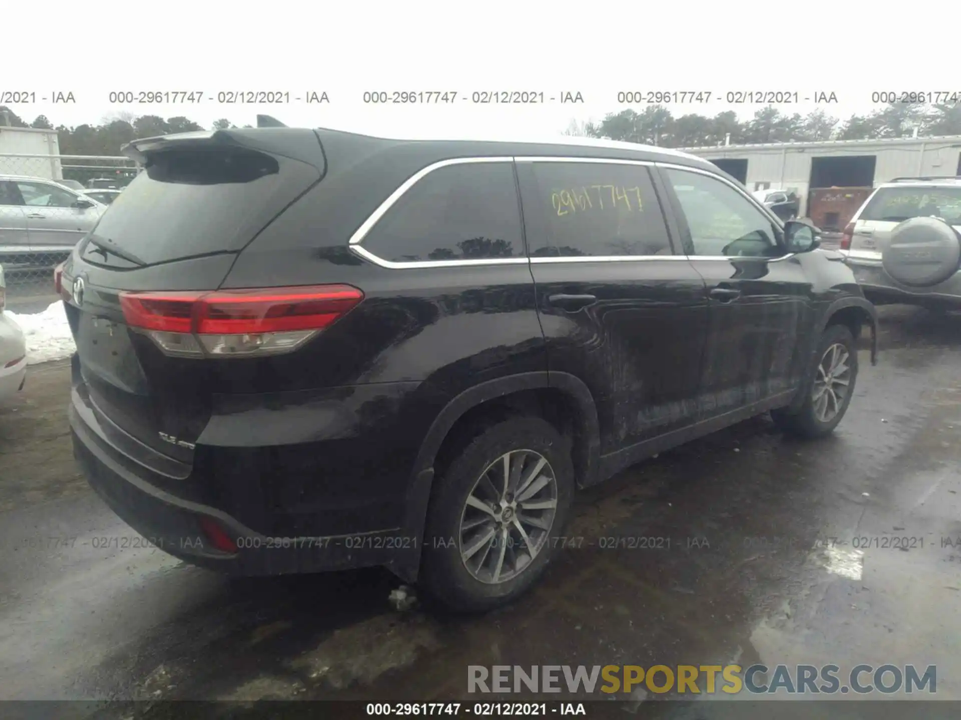 4 Photograph of a damaged car 5TDJZRFH7KS589754 TOYOTA HIGHLANDER 2019