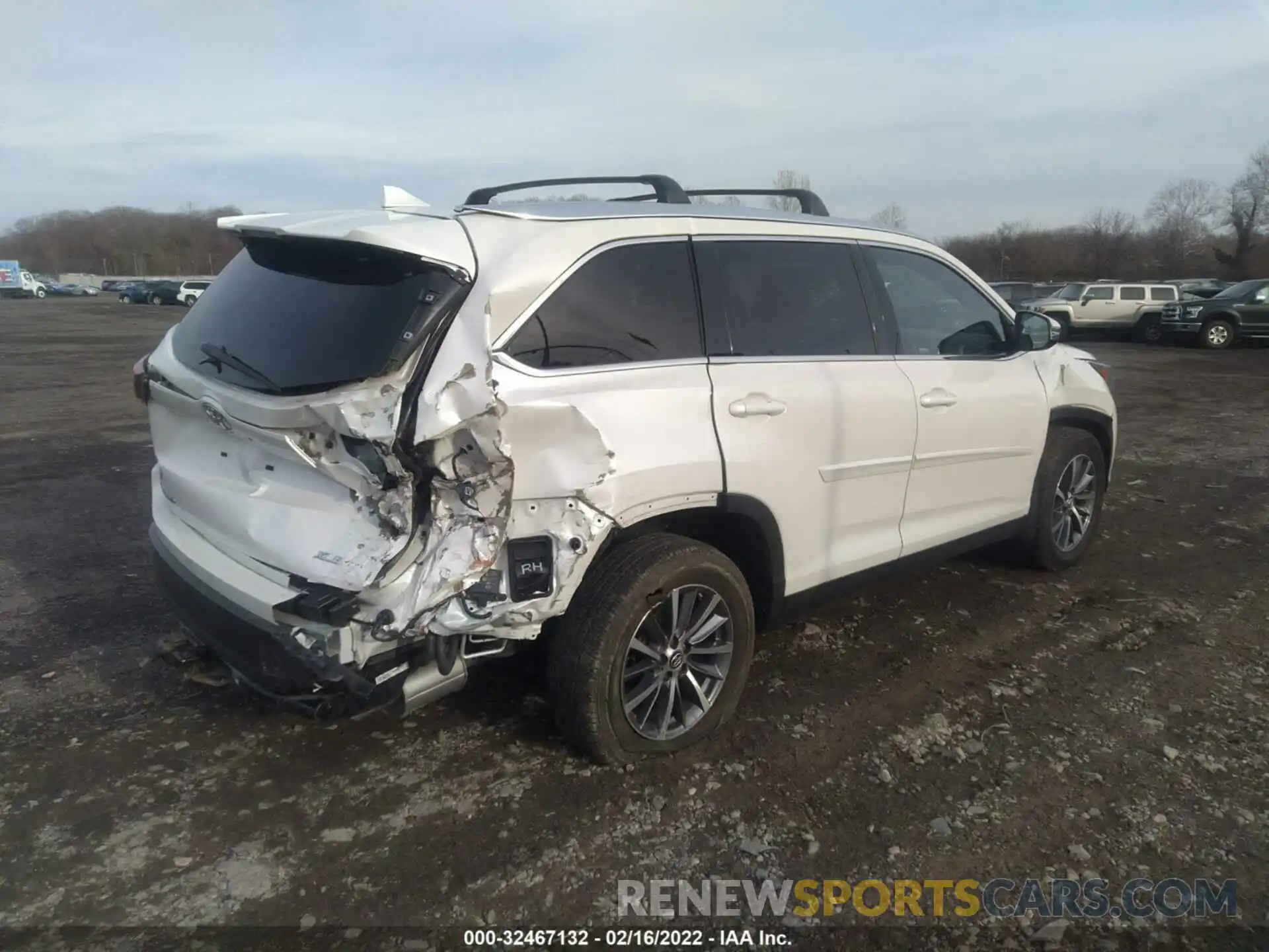 4 Photograph of a damaged car 5TDJZRFH7KS593139 TOYOTA HIGHLANDER 2019