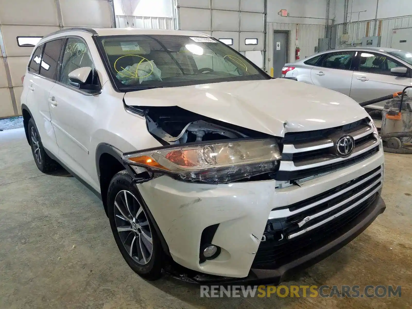 1 Photograph of a damaged car 5TDJZRFH7KS593268 TOYOTA HIGHLANDER 2019