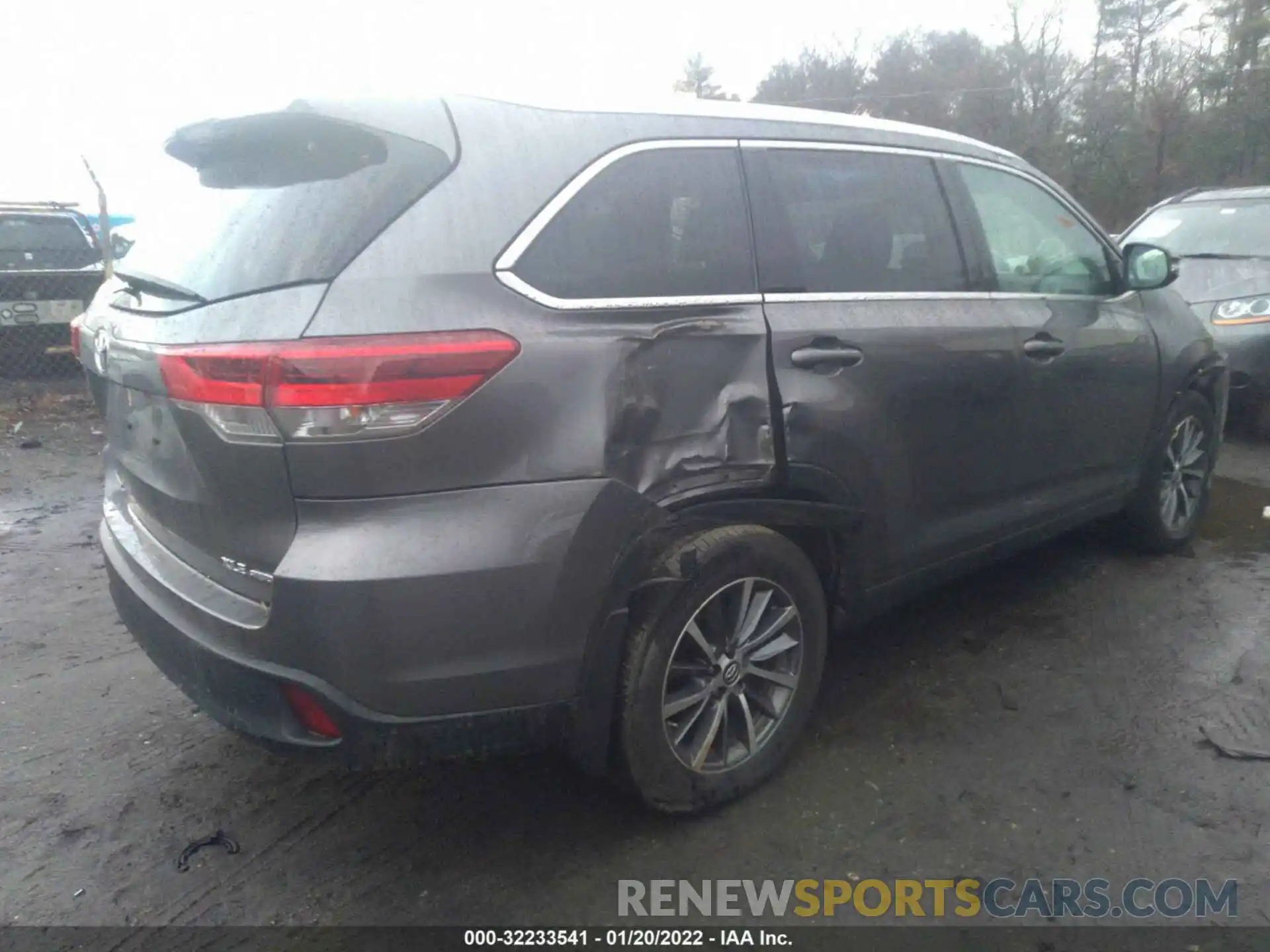 4 Photograph of a damaged car 5TDJZRFH7KS593447 TOYOTA HIGHLANDER 2019