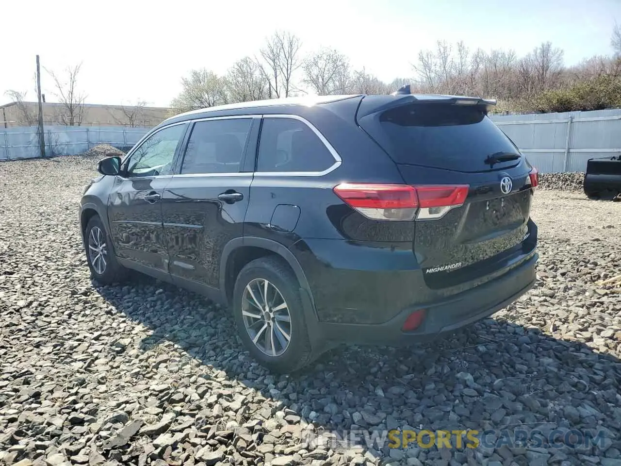 2 Photograph of a damaged car 5TDJZRFH7KS600820 TOYOTA HIGHLANDER 2019