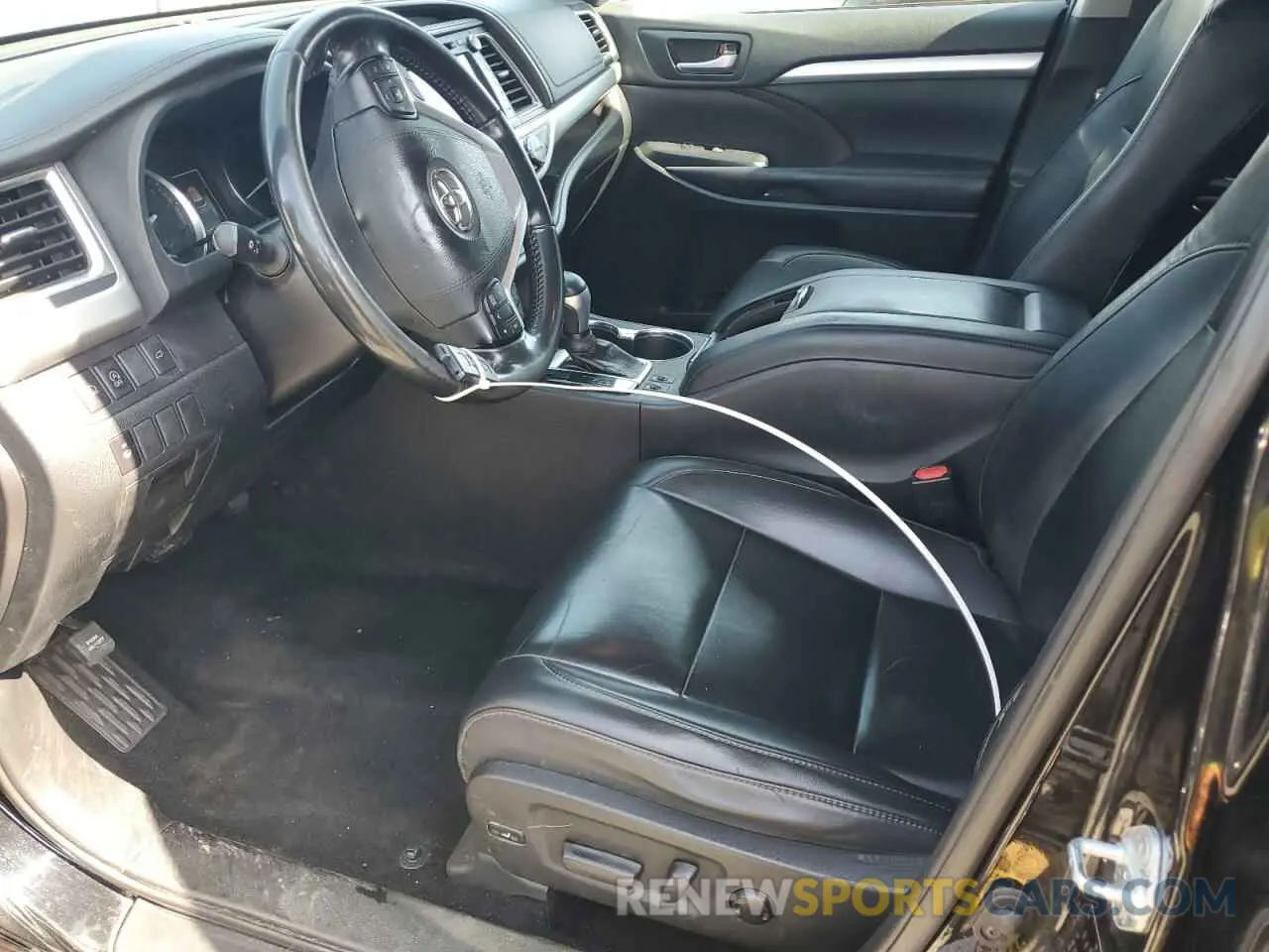 7 Photograph of a damaged car 5TDJZRFH7KS600820 TOYOTA HIGHLANDER 2019