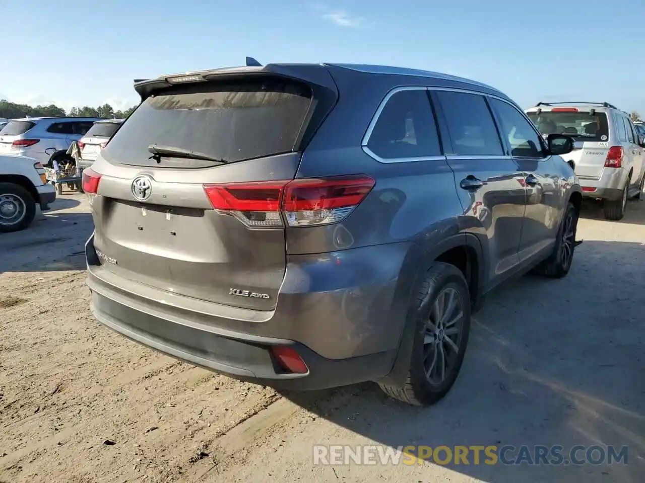 4 Photograph of a damaged car 5TDJZRFH7KS602843 TOYOTA HIGHLANDER 2019