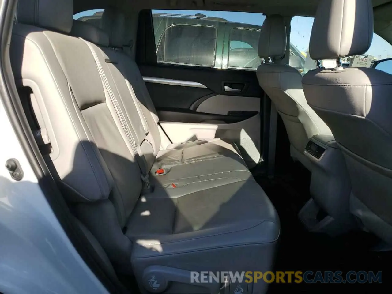 11 Photograph of a damaged car 5TDJZRFH7KS605368 TOYOTA HIGHLANDER 2019
