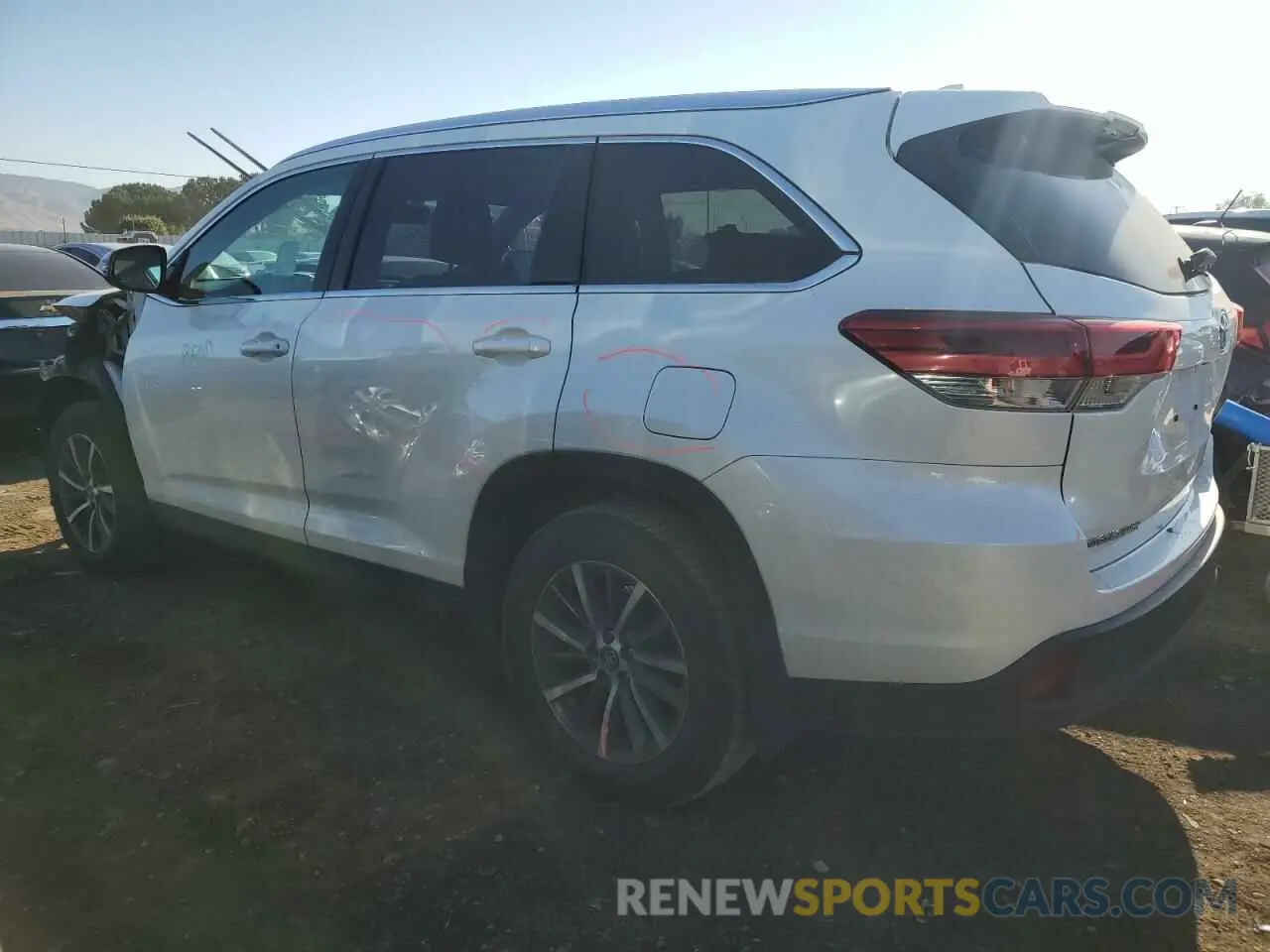 2 Photograph of a damaged car 5TDJZRFH7KS605368 TOYOTA HIGHLANDER 2019