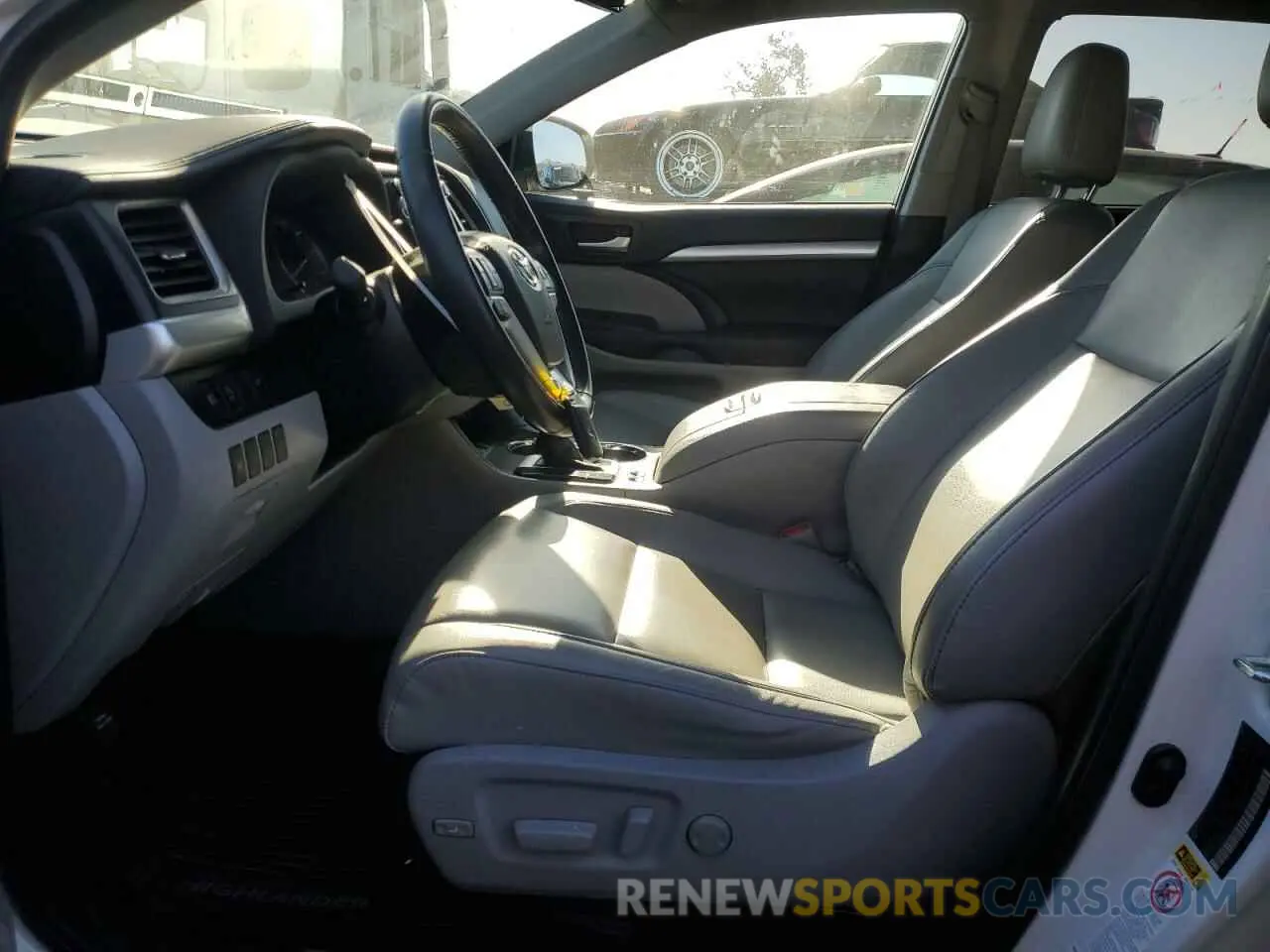 7 Photograph of a damaged car 5TDJZRFH7KS605368 TOYOTA HIGHLANDER 2019