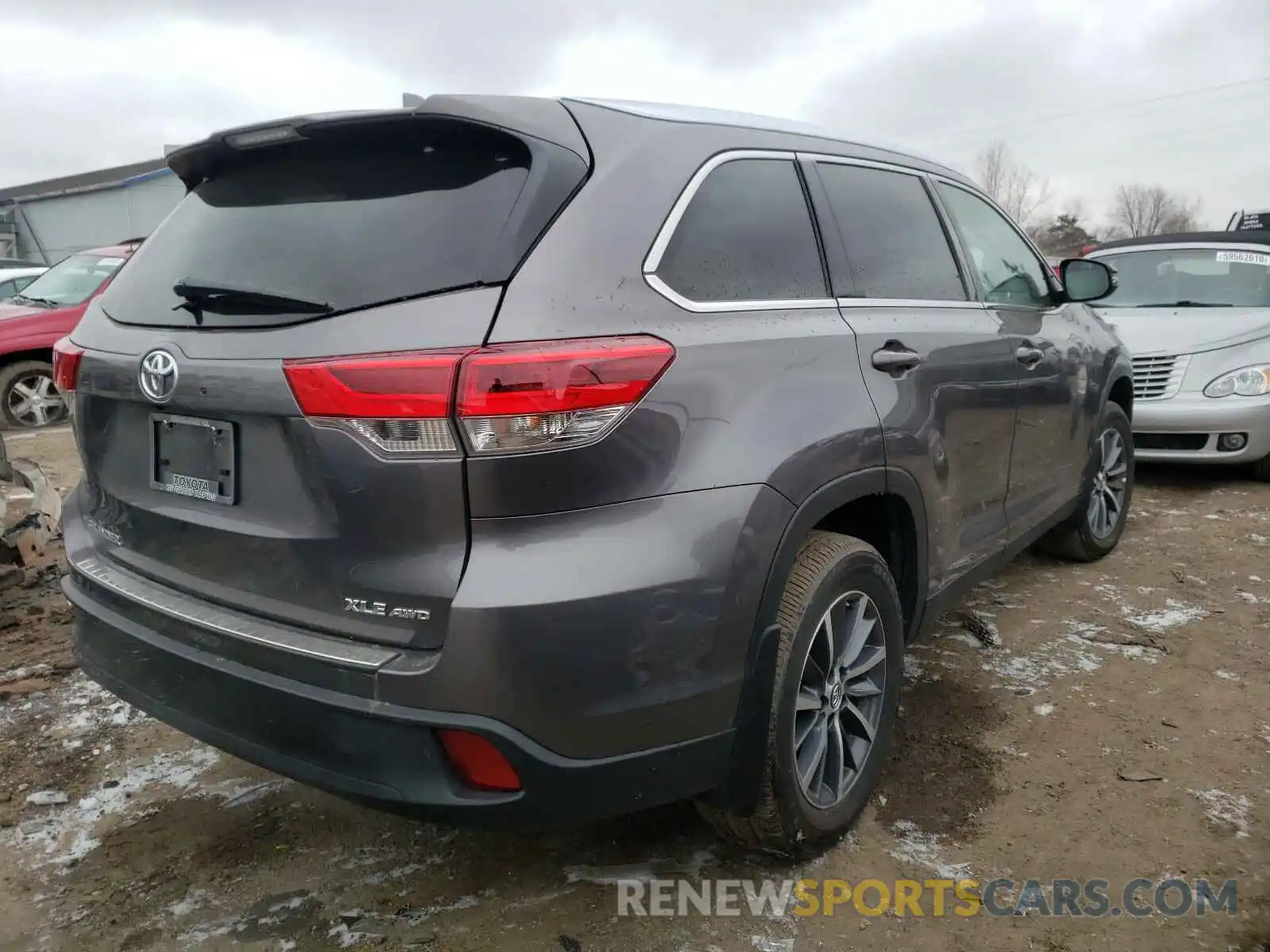 4 Photograph of a damaged car 5TDJZRFH7KS607587 TOYOTA HIGHLANDER 2019