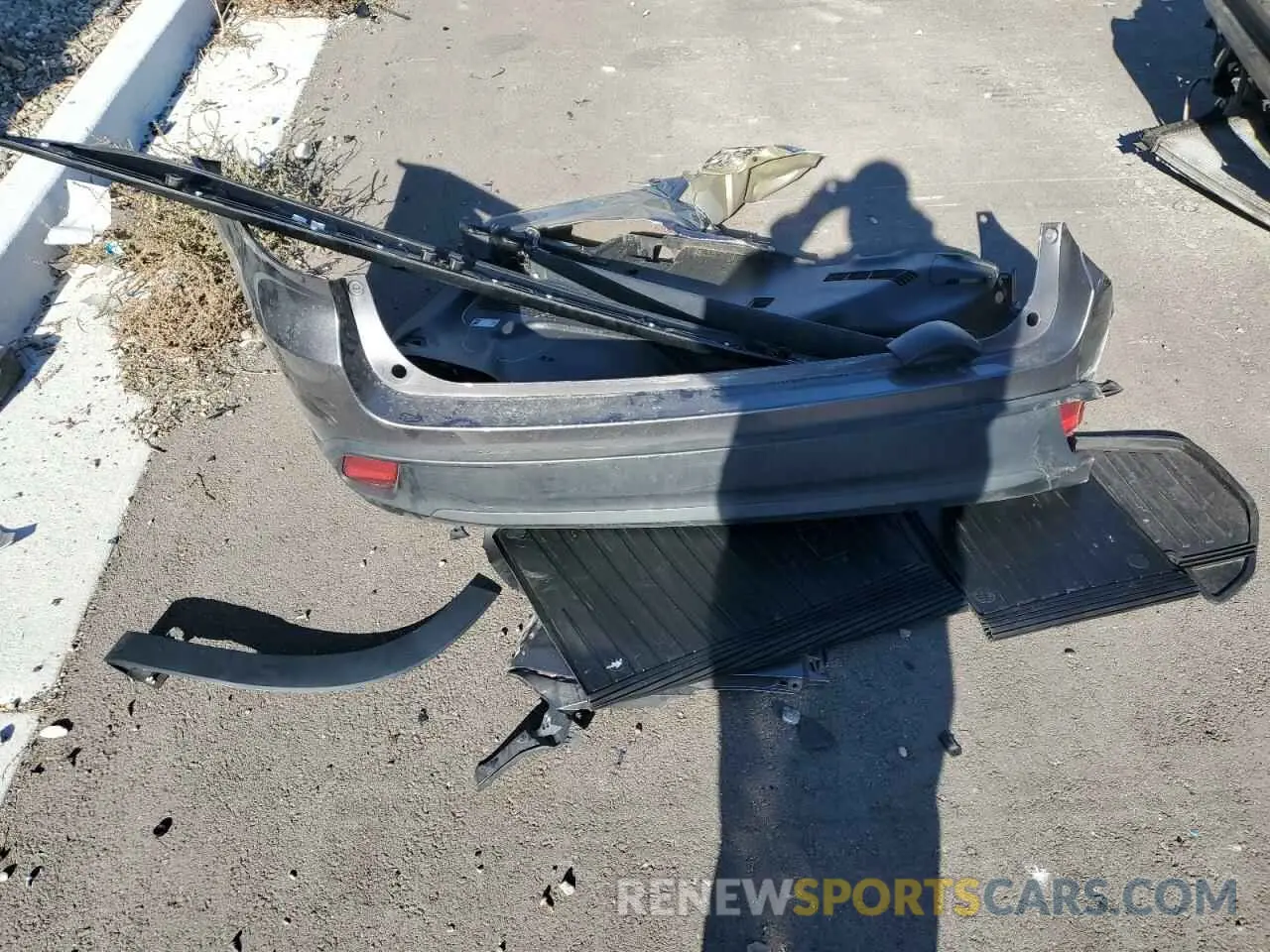 12 Photograph of a damaged car 5TDJZRFH7KS608223 TOYOTA HIGHLANDER 2019