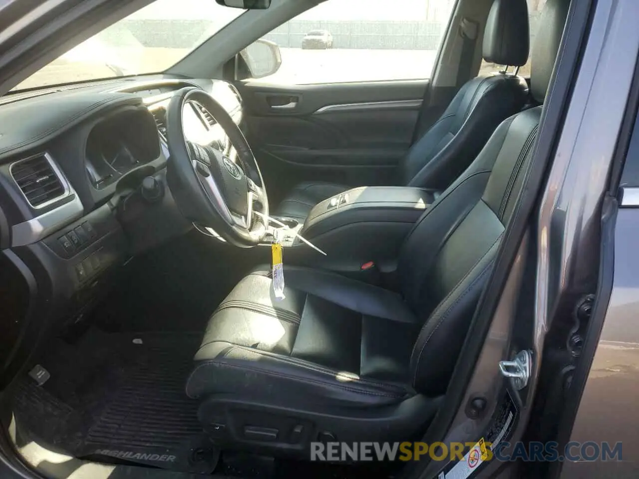 7 Photograph of a damaged car 5TDJZRFH7KS608223 TOYOTA HIGHLANDER 2019