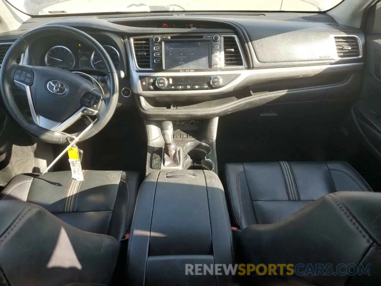 8 Photograph of a damaged car 5TDJZRFH7KS608223 TOYOTA HIGHLANDER 2019