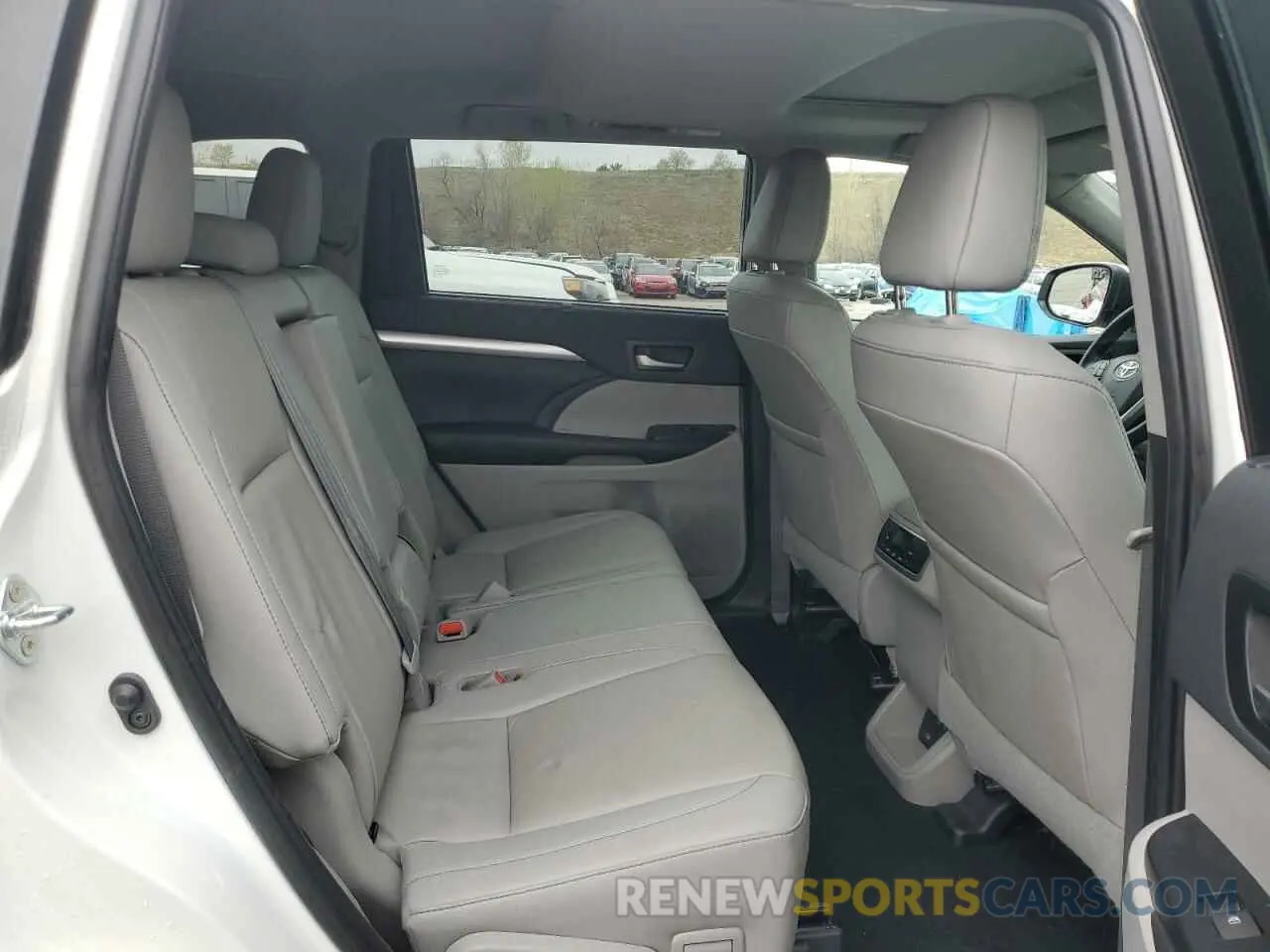 11 Photograph of a damaged car 5TDJZRFH7KS615625 TOYOTA HIGHLANDER 2019