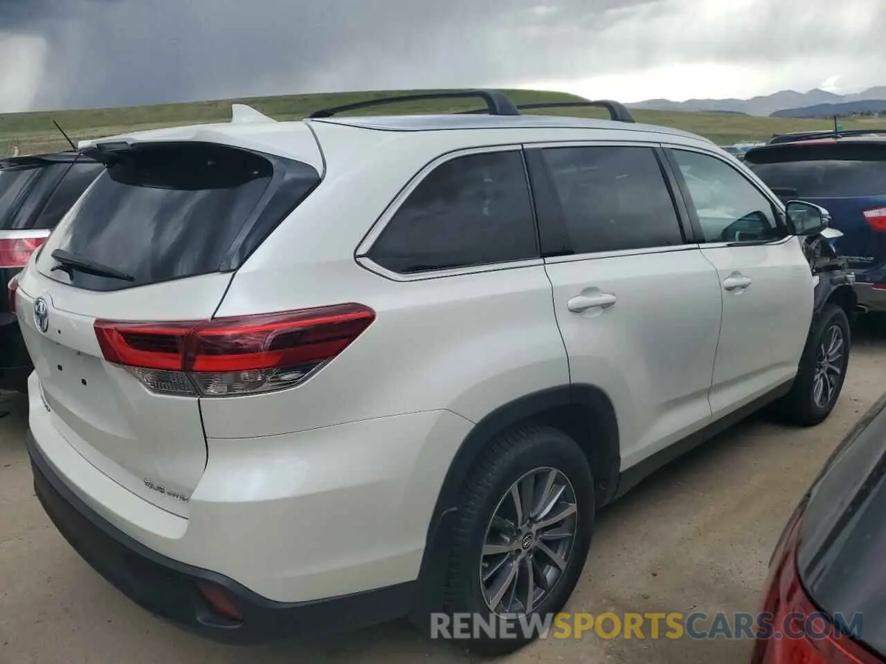 3 Photograph of a damaged car 5TDJZRFH7KS615625 TOYOTA HIGHLANDER 2019