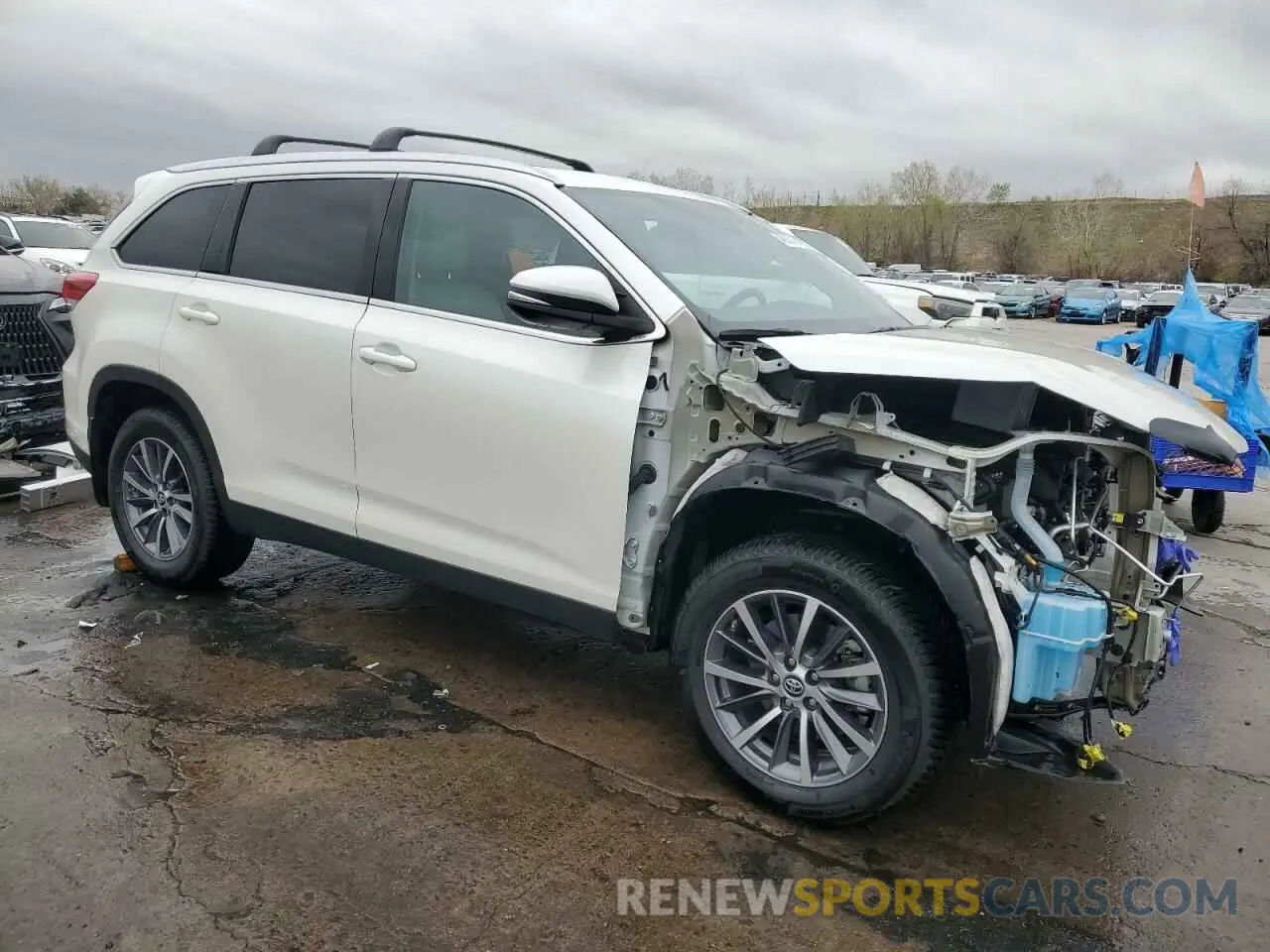 4 Photograph of a damaged car 5TDJZRFH7KS615625 TOYOTA HIGHLANDER 2019