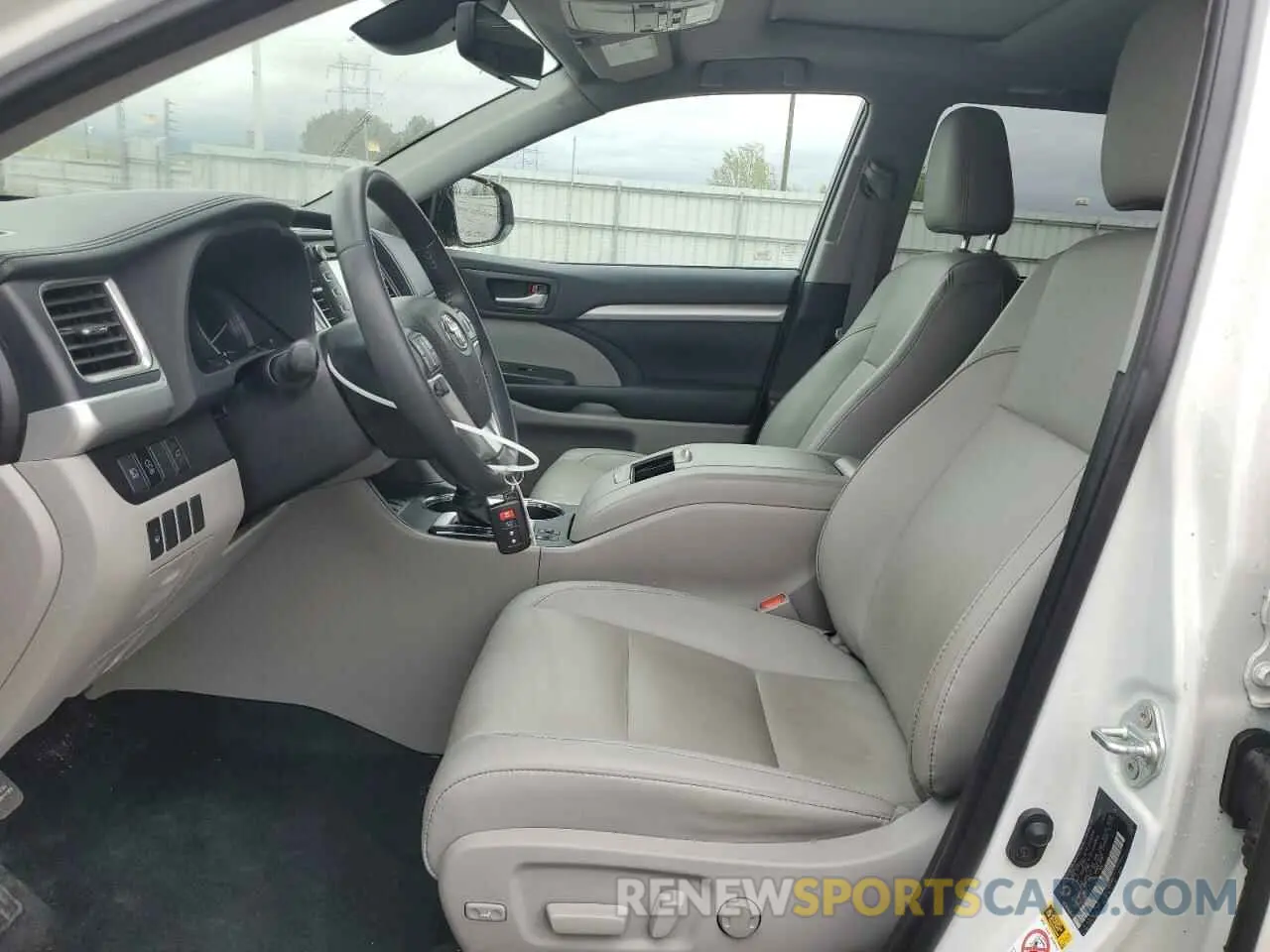 7 Photograph of a damaged car 5TDJZRFH7KS615625 TOYOTA HIGHLANDER 2019