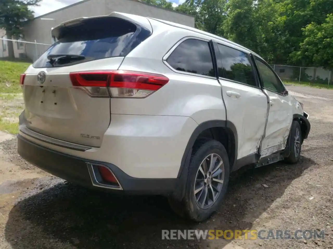 4 Photograph of a damaged car 5TDJZRFH7KS615818 TOYOTA HIGHLANDER 2019