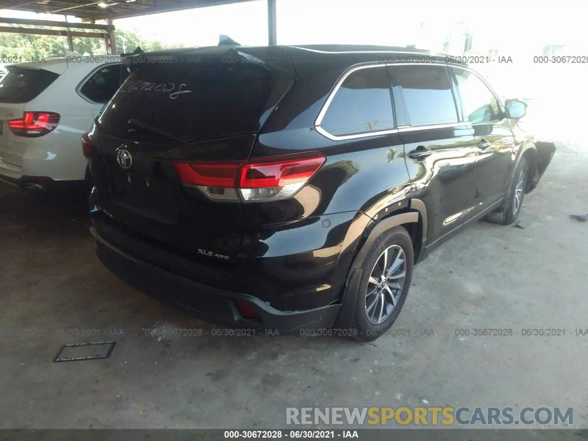 4 Photograph of a damaged car 5TDJZRFH7KS618444 TOYOTA HIGHLANDER 2019