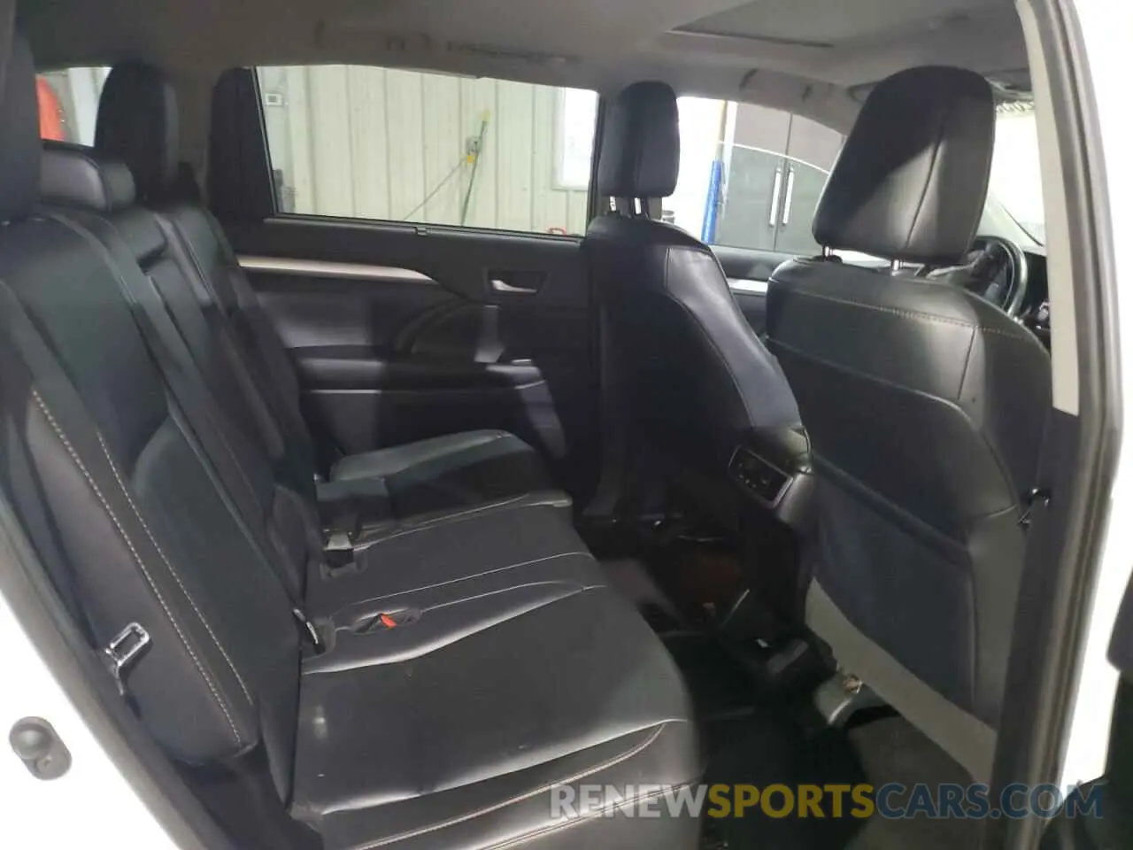 11 Photograph of a damaged car 5TDJZRFH7KS626513 TOYOTA HIGHLANDER 2019