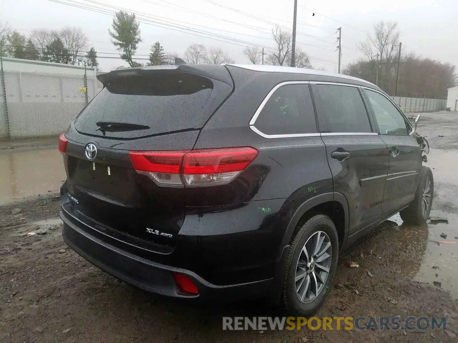 4 Photograph of a damaged car 5TDJZRFH7KS626723 TOYOTA HIGHLANDER 2019