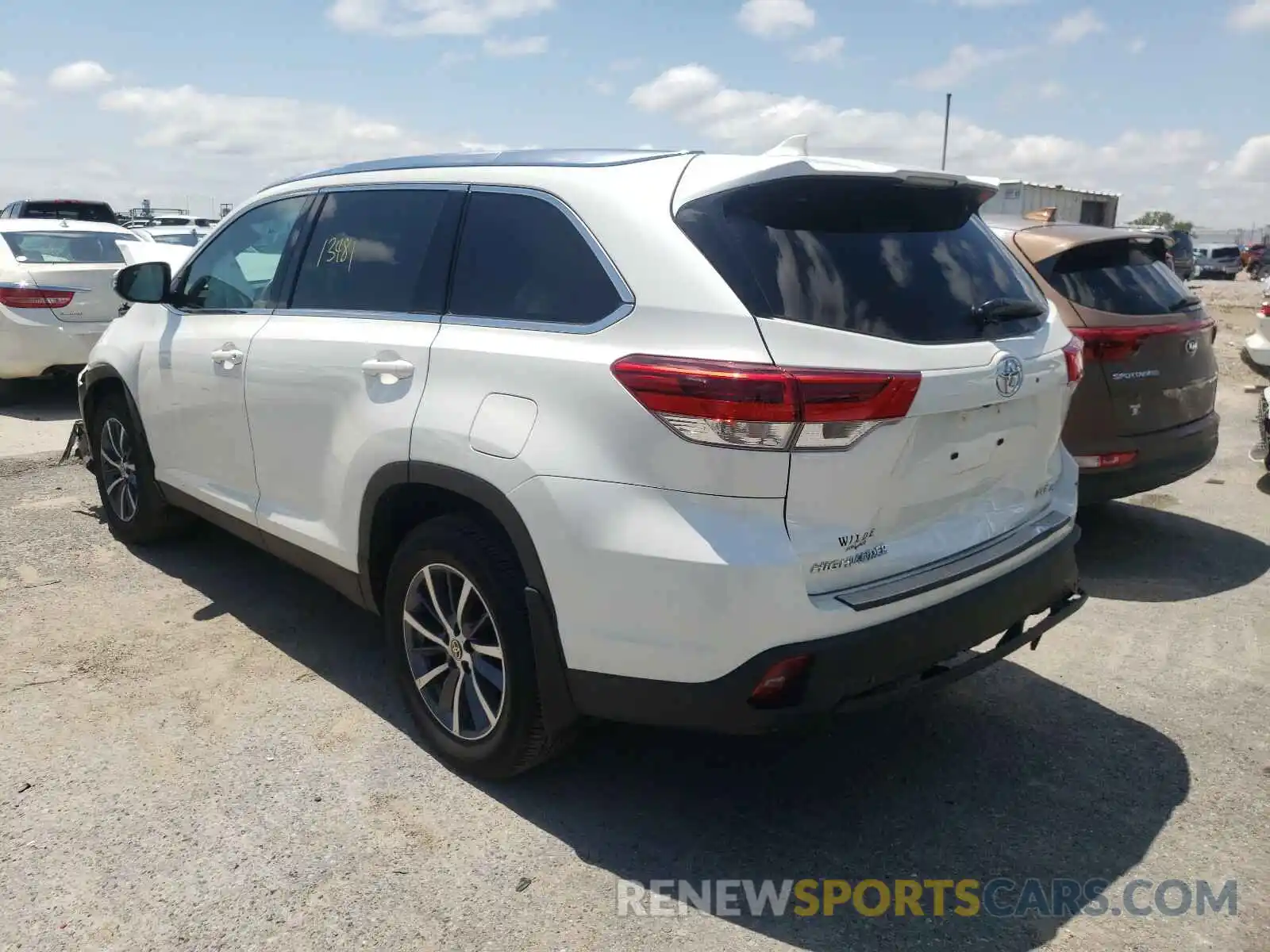 3 Photograph of a damaged car 5TDJZRFH7KS628083 TOYOTA HIGHLANDER 2019