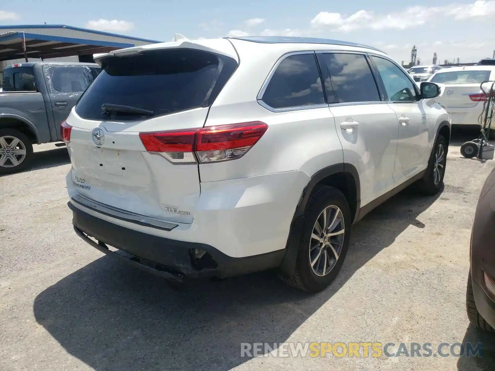 4 Photograph of a damaged car 5TDJZRFH7KS628083 TOYOTA HIGHLANDER 2019