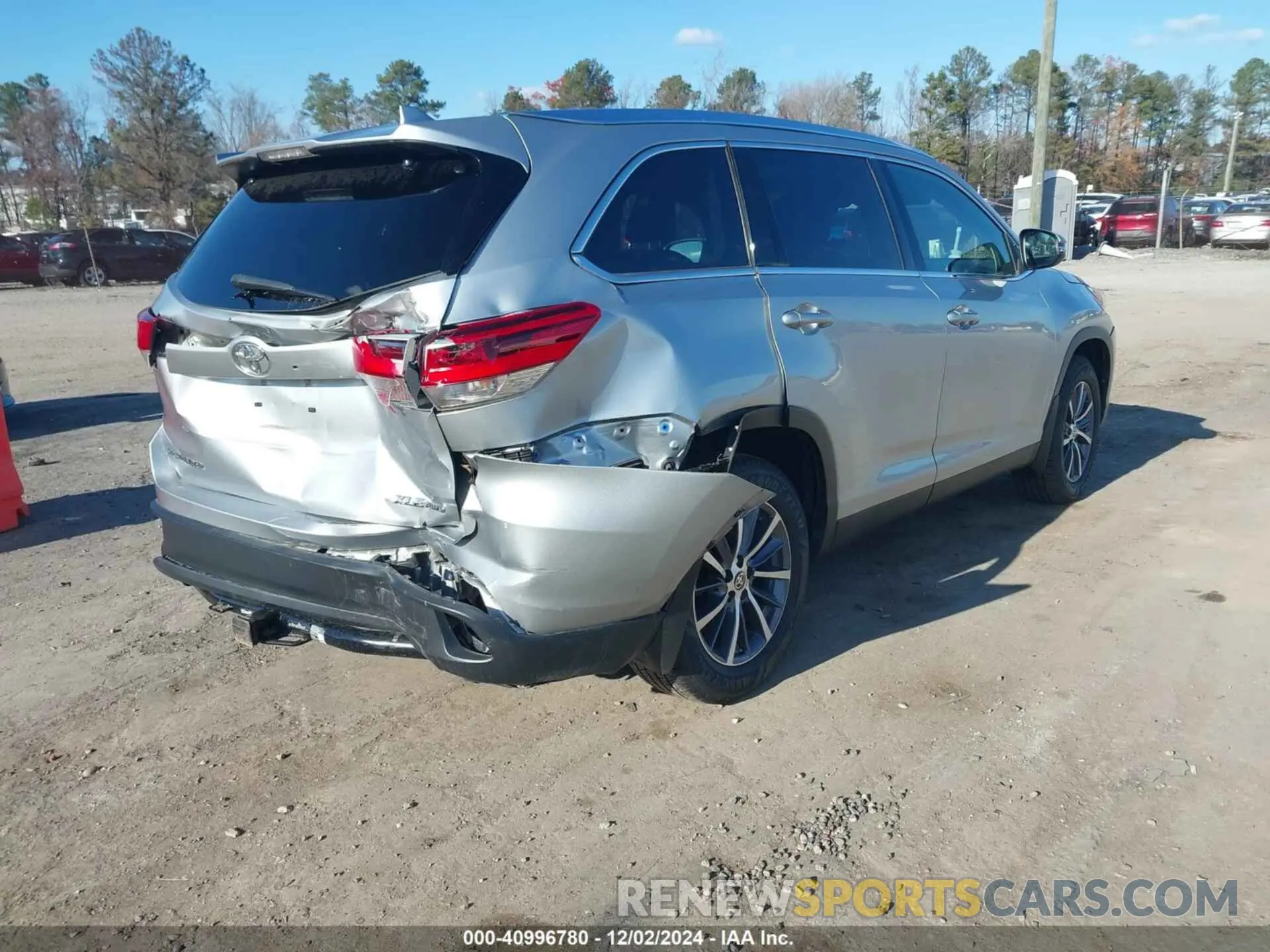 4 Photograph of a damaged car 5TDJZRFH7KS629976 TOYOTA HIGHLANDER 2019