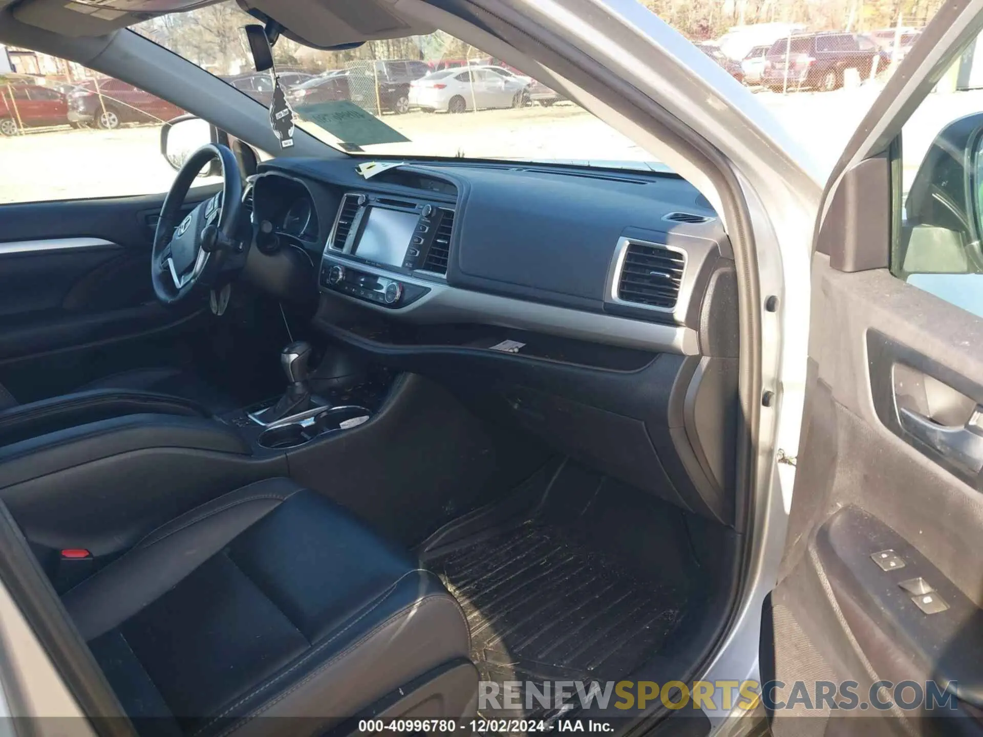 5 Photograph of a damaged car 5TDJZRFH7KS629976 TOYOTA HIGHLANDER 2019