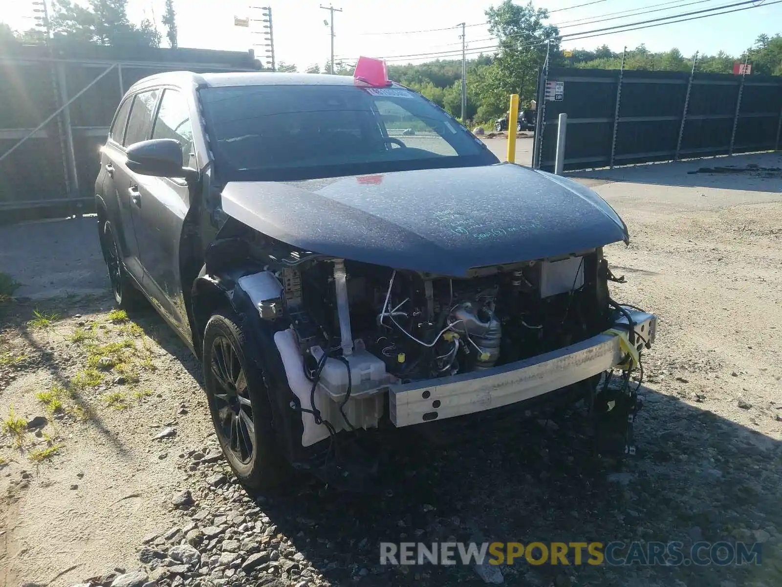 1 Photograph of a damaged car 5TDJZRFH7KS702196 TOYOTA HIGHLANDER 2019