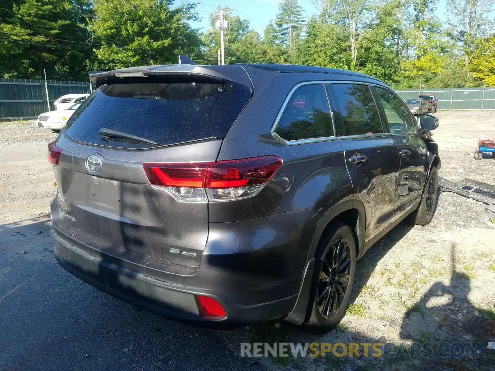 4 Photograph of a damaged car 5TDJZRFH7KS702196 TOYOTA HIGHLANDER 2019