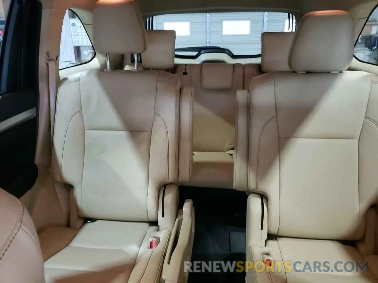 10 Photograph of a damaged car 5TDJZRFH7KS708483 TOYOTA HIGHLANDER 2019