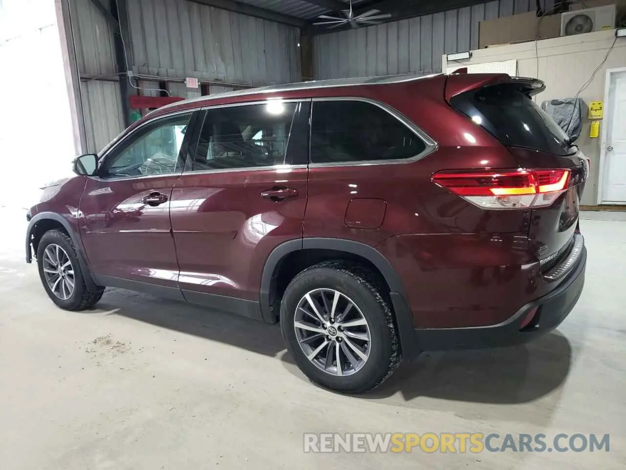 2 Photograph of a damaged car 5TDJZRFH7KS708483 TOYOTA HIGHLANDER 2019